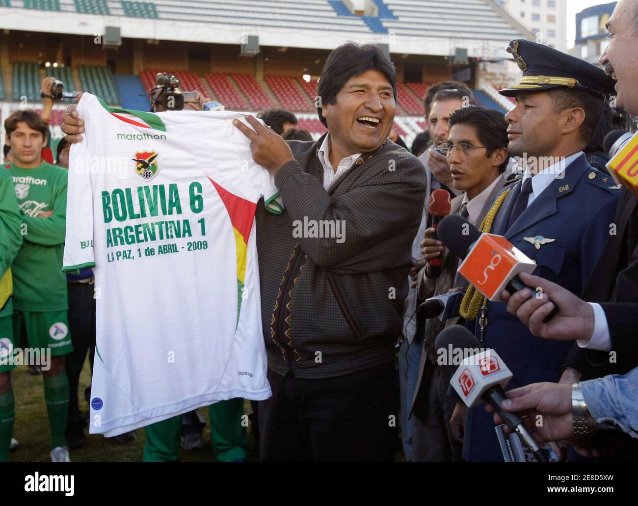 El presidente boliviano Evo Morales tiene una camiseta que dice 'Bolivia 6,  Argentina 1' refiriéndose al último partido del equipo boliviano en la Paz,  5 de junio de 2009. Bolivia se enfrenta