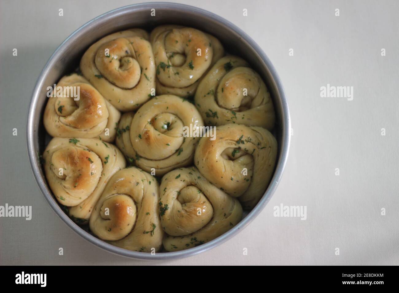 Pan casero, rollitos de cena con mantequilla de ajo y hierbas italianas Foto de stock