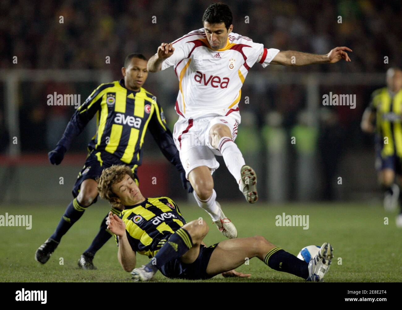 Hakan Sukur (Top) de Galatasaray lucha por el balón con Lugano de Fenerbahce  durante su partido de fútbol cuarto-final de la Fortis Turkey Cup en el  estadio Ali Sami Yen de Estambul