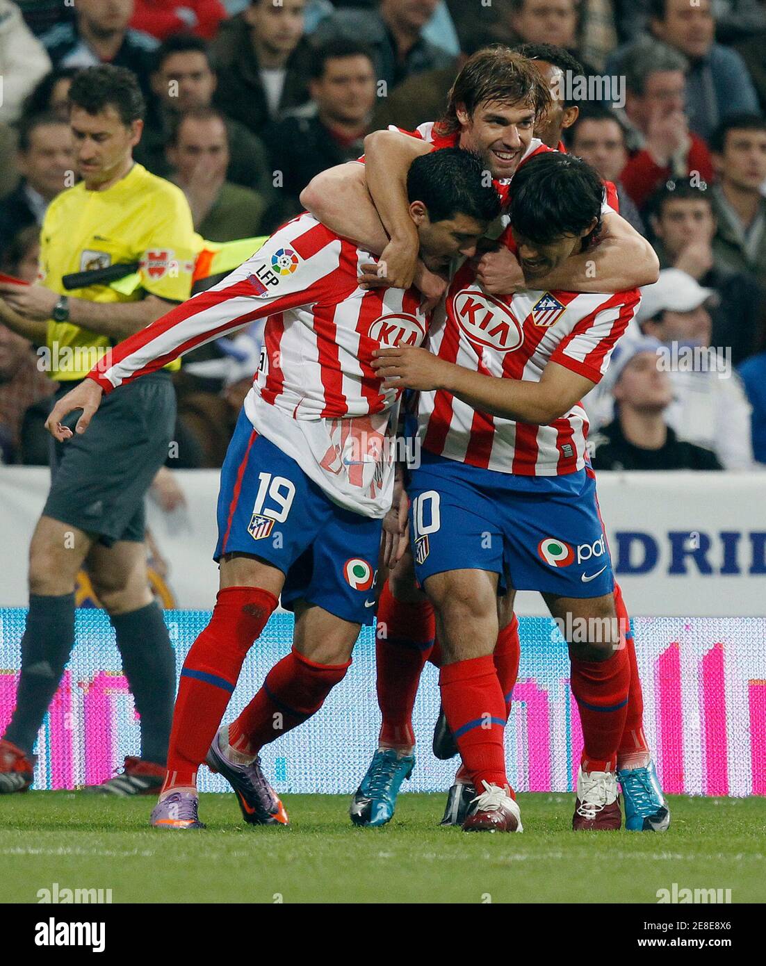 José Antonio Reyes (L) de Atlético Madrid celebra su gol contra el Real  Madrid con los compañeros Kun Aguero (R) y Juan Valera durante su partido  de fútbol de primera División en