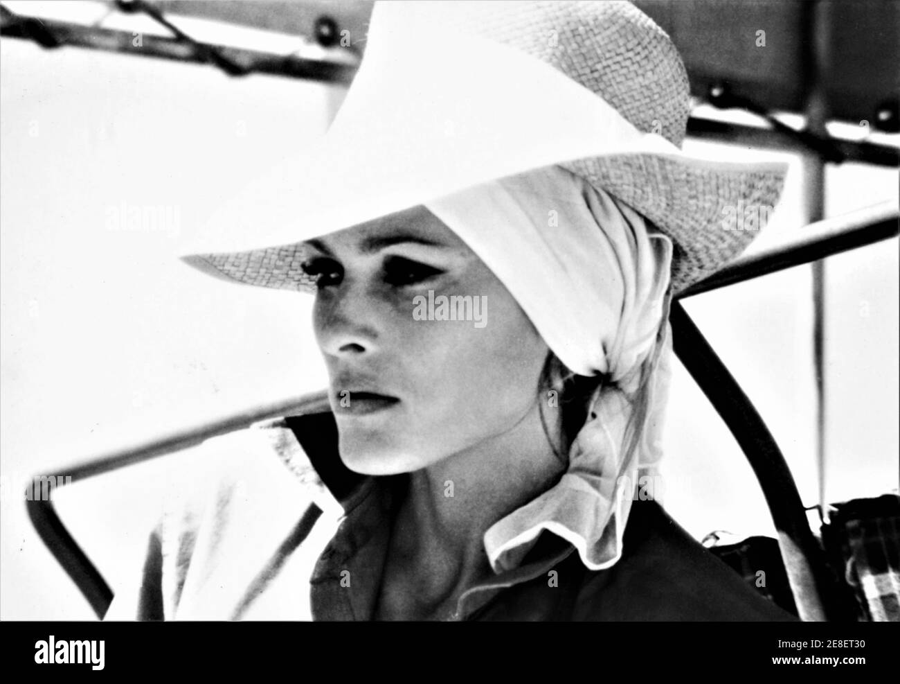 URSULA ANDRESS en el lugar candid durante el rodaje de ubicación en el desierto de Negev en Israel para ELLA 1965 director ROBERT DAY basado en la novela de H. Rider Haggard Hammer Films / Warner - Pathe Distributors Foto de stock