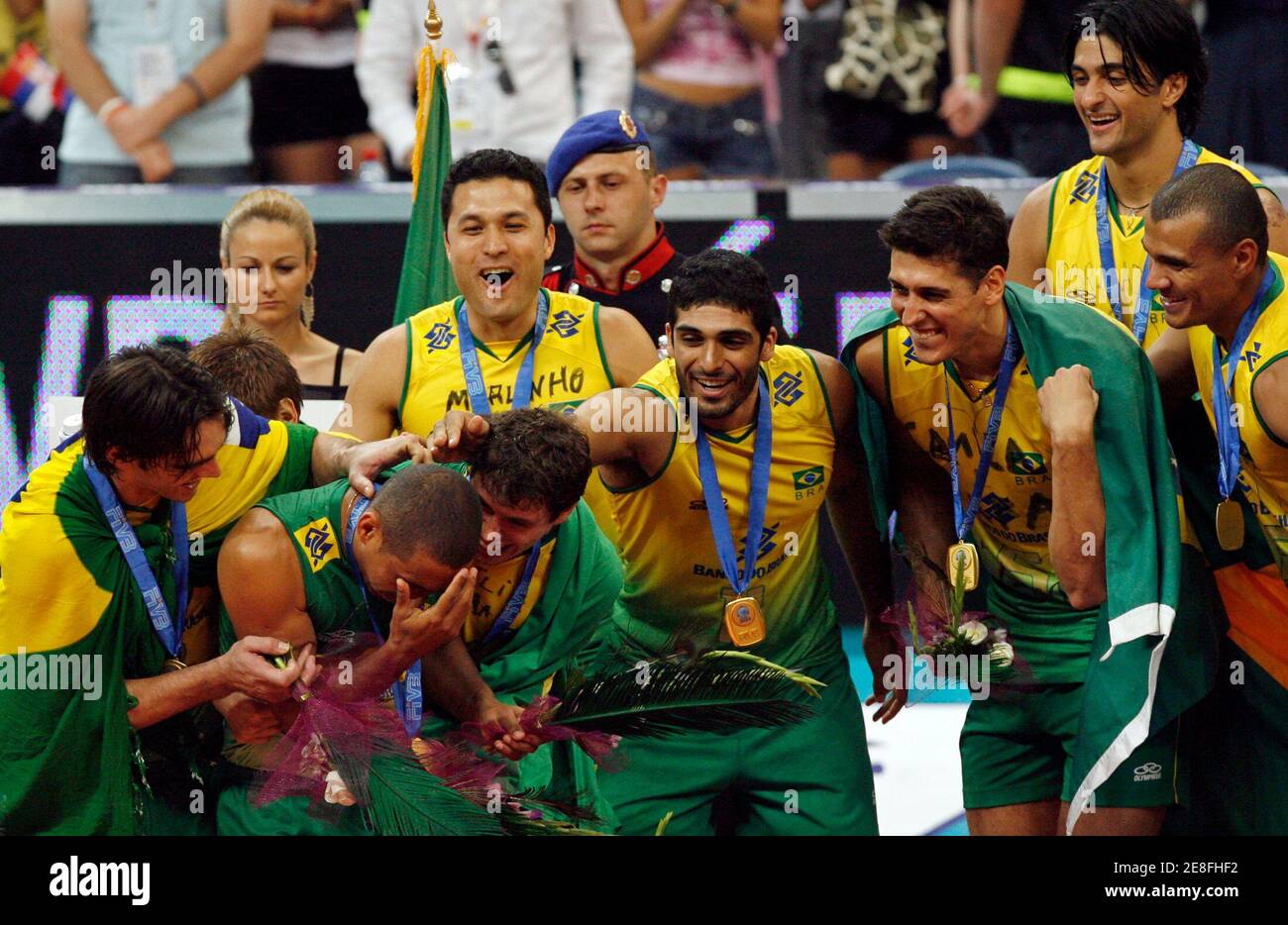 Los jugadores de Brasil celebran después de ganar el título de voleibol masculino de la Liga Mundial 2009 en Belgrado 26 de julio de 2009. REUTERS/Ivan Milutinovic (VOLEIBOL DEPORTIVO DE SERBIA) Foto de stock