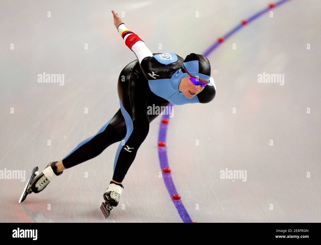 La alemana Claudia Pechstein compite en la carrera femenina de patinaje a velocidad de 3000 metros en los Juegos Olímpicos de Invierno de Turín 2006 en Turín, Italia 12 de febrero de 2006. REUTERS/Jerry Lampen Foto de stock