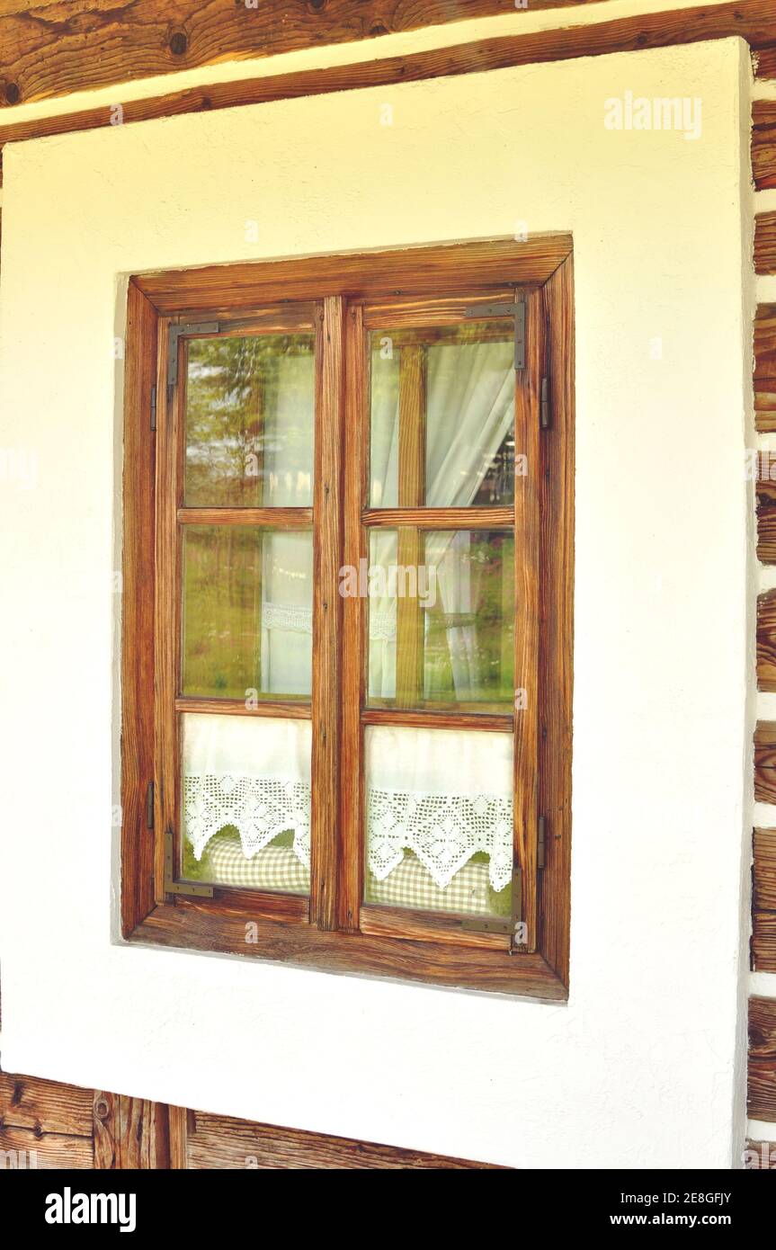Ventana tradicional vintage de madera marrón antiguo marco. Vista lateral, primer plano, vertical. Foto de stock