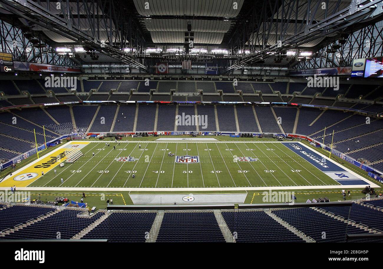 El Ford Field está preparado para el Super Bowl XL en Detroit, Michigan el 4 de febrero de 2006. El campeón de la NFC Seahawks se enfrentará a los campeones de la AFC, los Pittsburgh Steelers, en el Super Bowl XL el 5 de febrero en el Ford Field en Detroit. REUTERS/Marc Serota Foto de stock