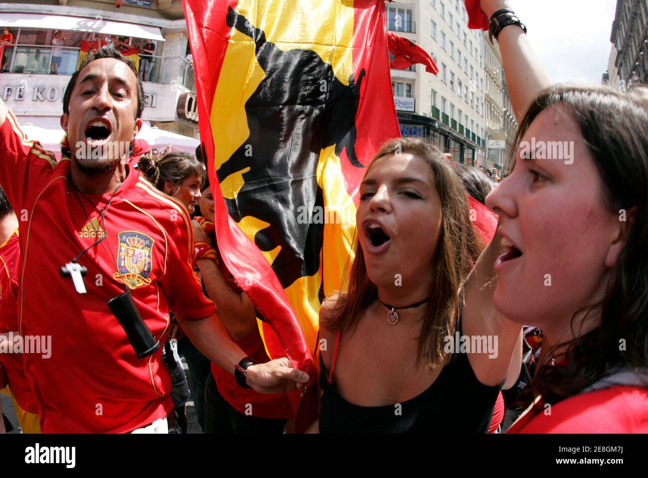 Los aficionados españoles celebran en la plaza Stephansplatz de Viena antes del partido final de fútbol de la Eurocopa 2008 entre España y Alemania el 29 de junio de 2008. REUTERS/Herwig Prammer (AUSTRIA) Foto de stock