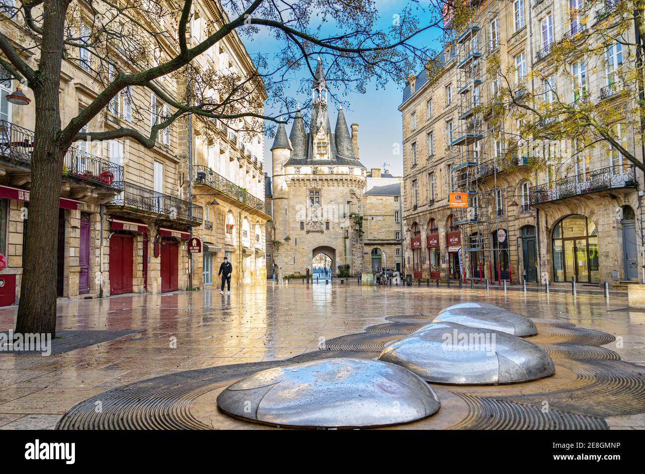 Burdeos 2021 de enero. Francia. Porte Cailhau. Centro de la ciudad de  Burdeos. Casco antiguo histórico. Caminando por las calles de Burdeos  Fotografía de stock - Alamy