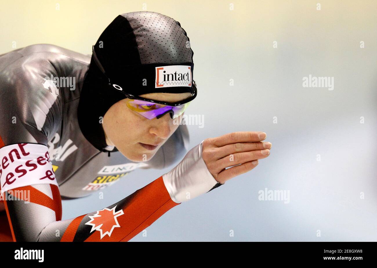 Kristina Groves, de Canadá, compite en los Campeonatos mundiales de Patinaje de velocidad de 5000 metros para mujeres en el estadio Thialf en Heerenveen el 21 de marzo de 2010. REUTERS/Jerry Lampen (PAÍSES BAJOS - Tags: PATINAJE DE VELOCIDAD DEPORTIVA) Foto de stock