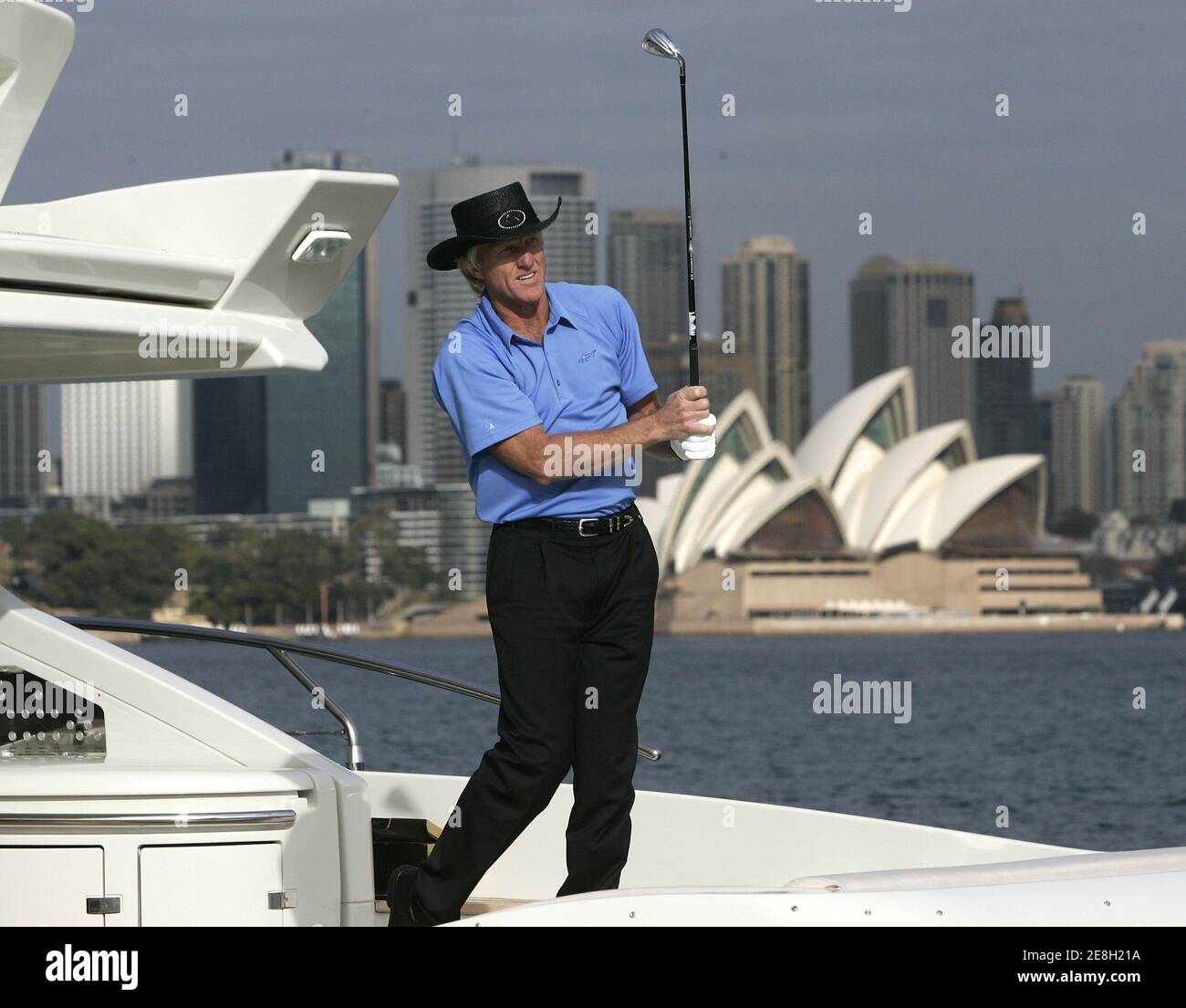 El golfista australiano Greg Norman observa el progreso de un golf imaginario desde la parte trasera de un yate de lujo en el puerto de Sydney el 11 de mayo de 2006. Norman promovía el campeonato de golf Australian Open que se celebrará en Sydney del 13 al 19 de noviembre. REUTERS/will Burgess Foto de stock