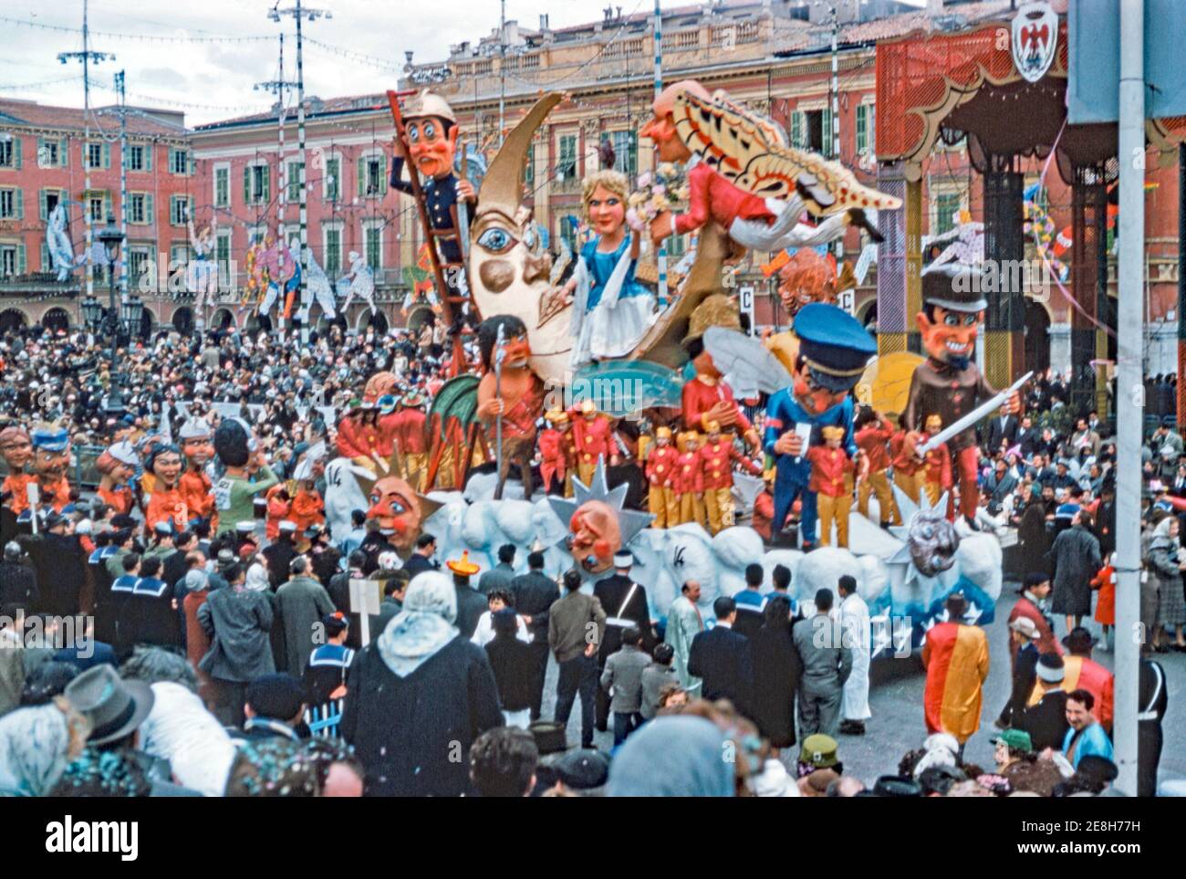 El colorido Carnaval de Niza en Niza, Francia, 8 de febrero de 1959 – el  carnaval de invierno es uno de los principales eventos callejeros del  mundo, junto con los carnavales en