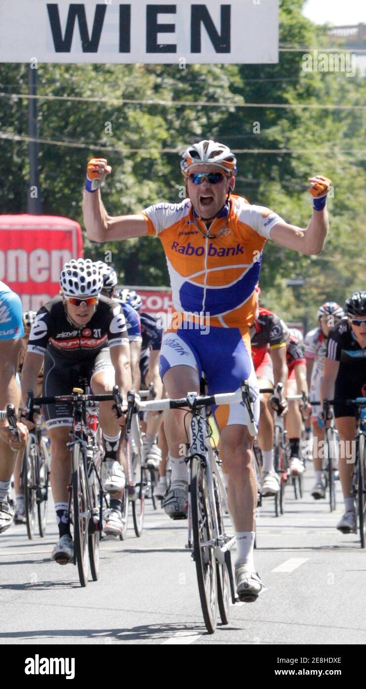 Graeme Brown de Australia reacciona mientras cruza la línea de meta después de la octava etapa de la 62ª gira en bicicleta austriaca en Viena el 11 de julio de 2010. REUTERS/Herwig Prammer (AUSTRIA - Tags: CICLISMO DEPORTIVO) Foto de stock