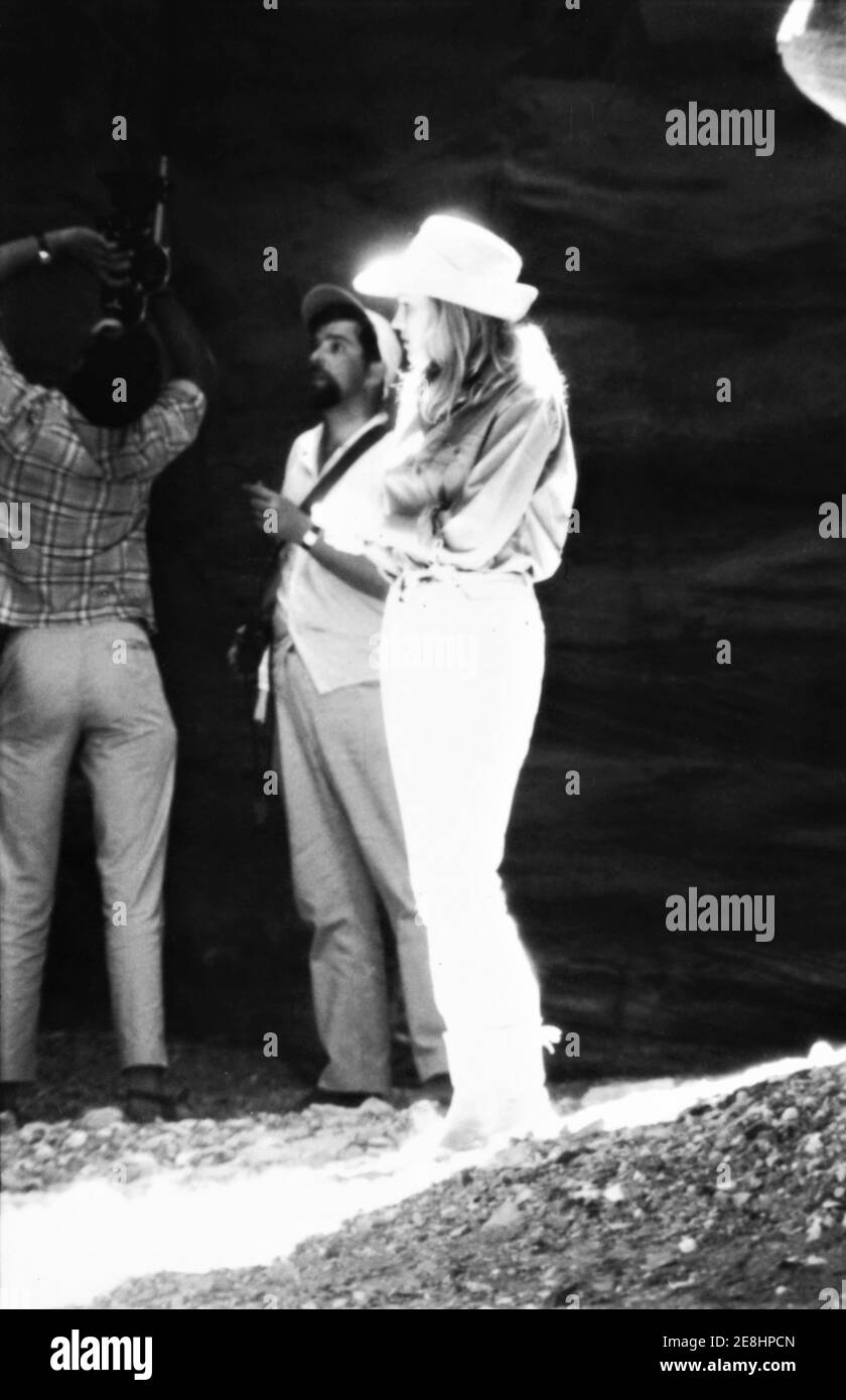 URSULA ANDRESS en el lugar candid durante el rodaje de ubicación en el desierto de Negev en Israel para ELLA 1965 director ROBERT DAY basado en la novela de H. Rider Haggard Hammer Films / Warner - Pathe Distributors Foto de stock