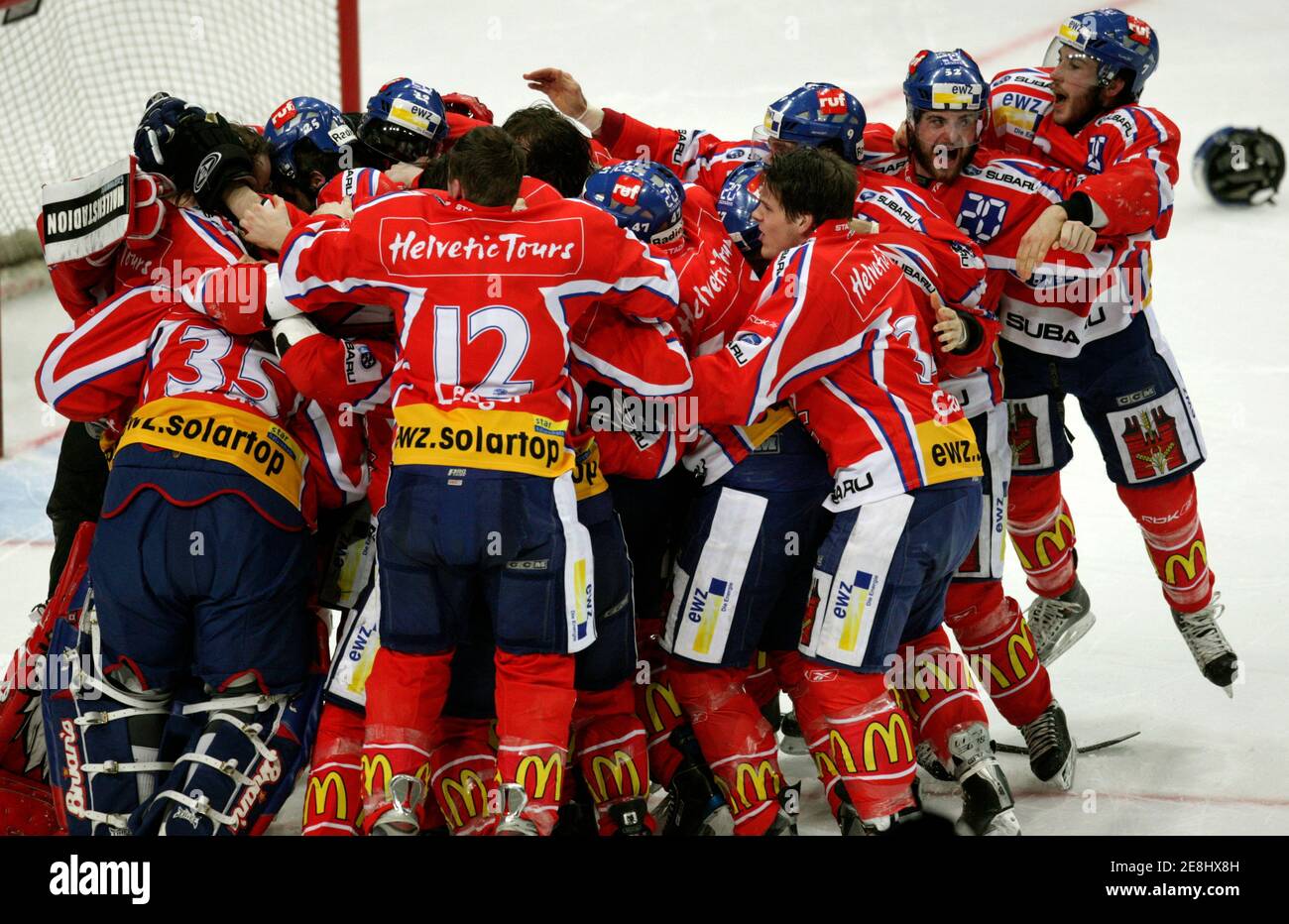 Los miembros del equipo de los Leones del ZSC celebran después de ganar el partido final de hockey sobre hielo suizo contra Servette Ginebra en Zurich el 10 de abril de 2008. ZSC Lions ganó el partido 2-1 después de las sanciones. REUTERS/Miro Kuzmanovic (SUIZA) Foto de stock