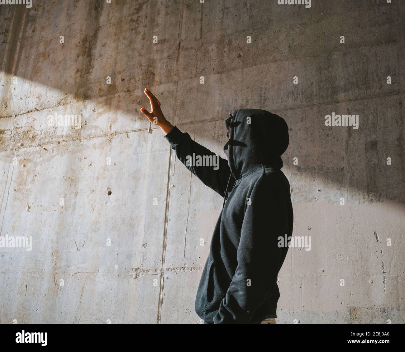 Evitar la luz solar brillante fotografías e imágenes de alta resolución