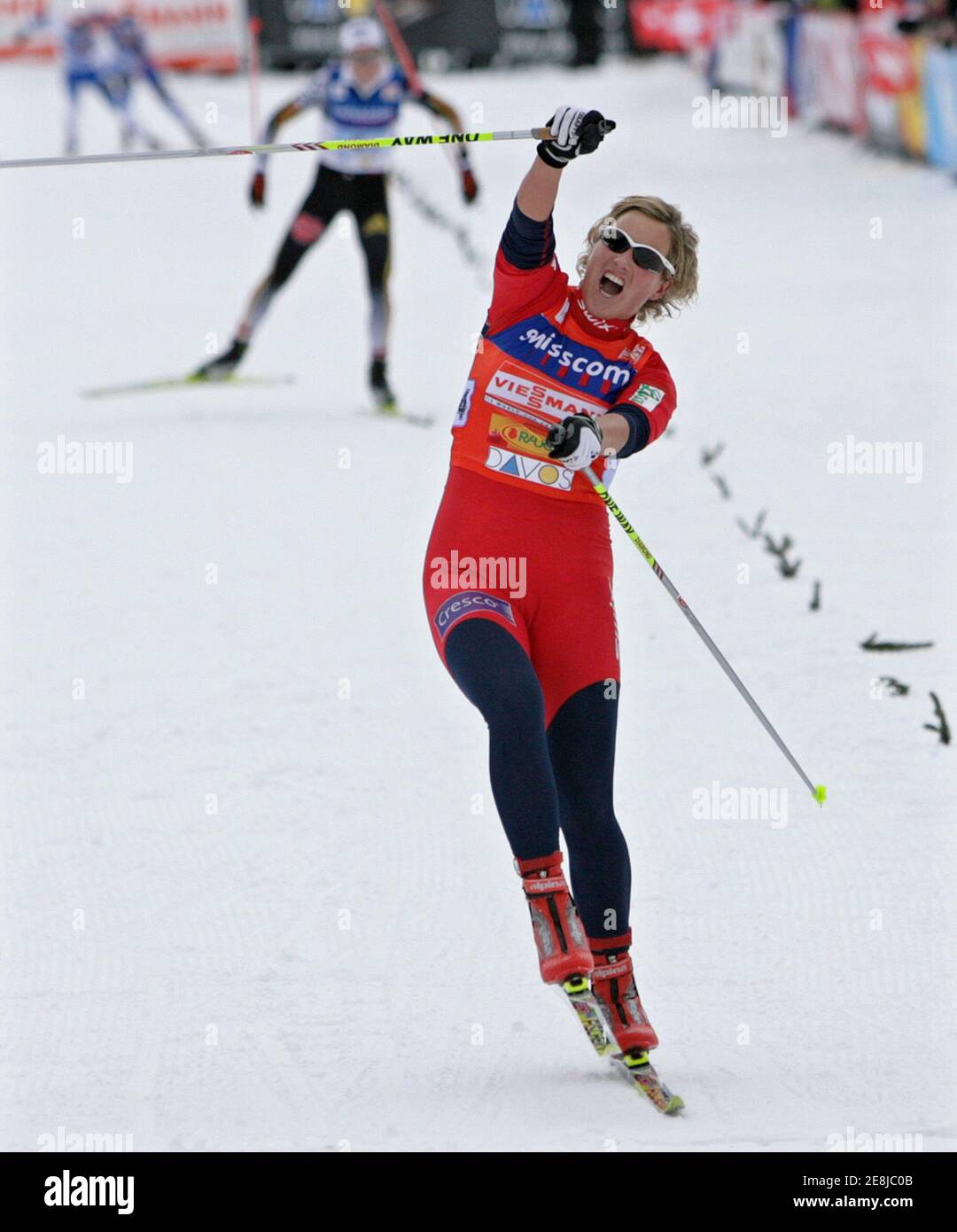 Vibeke Skofterud de Noruega cruza la línea de meta por delante de Stefanie Bohler de Alemania durante el relé femenino de 4 x 5 km de esquí nórdico Copa Mundial de evento de fondo en Davos 9 de diciembre de 2007. REUTERS/Miro Kuzmanovic (SUIZA) Foto de stock