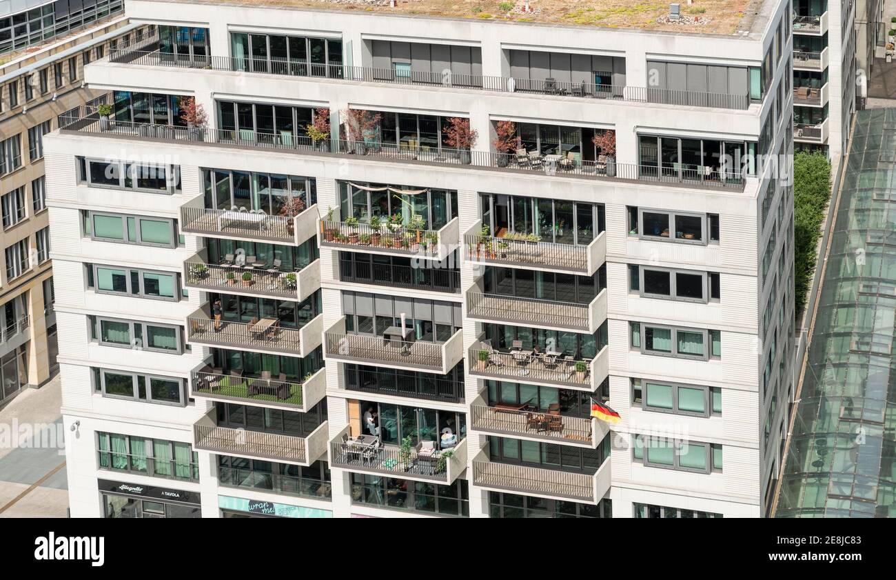 Vista de casa residencial, casa de varios pisos con balcones, Mitte, Berlín, Alemania Foto de stock