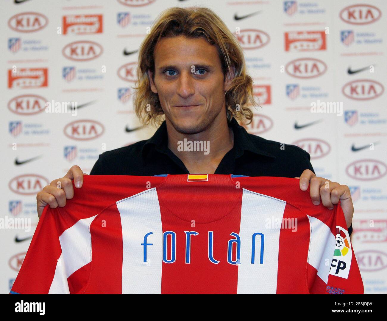 Diego Forlan of Uruguay who was newly signed by Atletico Madrid controls  the ball during his presentation at the Vicente Calderon stadium in Madrid  July 17, 2007. REUTERS/Andrea Comas (SPAIN Fotografía de
