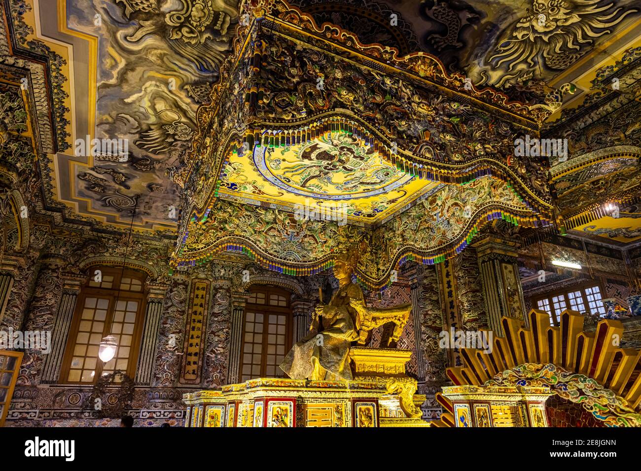 Decoración dentro de la Tumba de Kháº£i dá»‹nh, Khai Dinh, sitio de la Unesco Hue, Vietnam Foto de stock