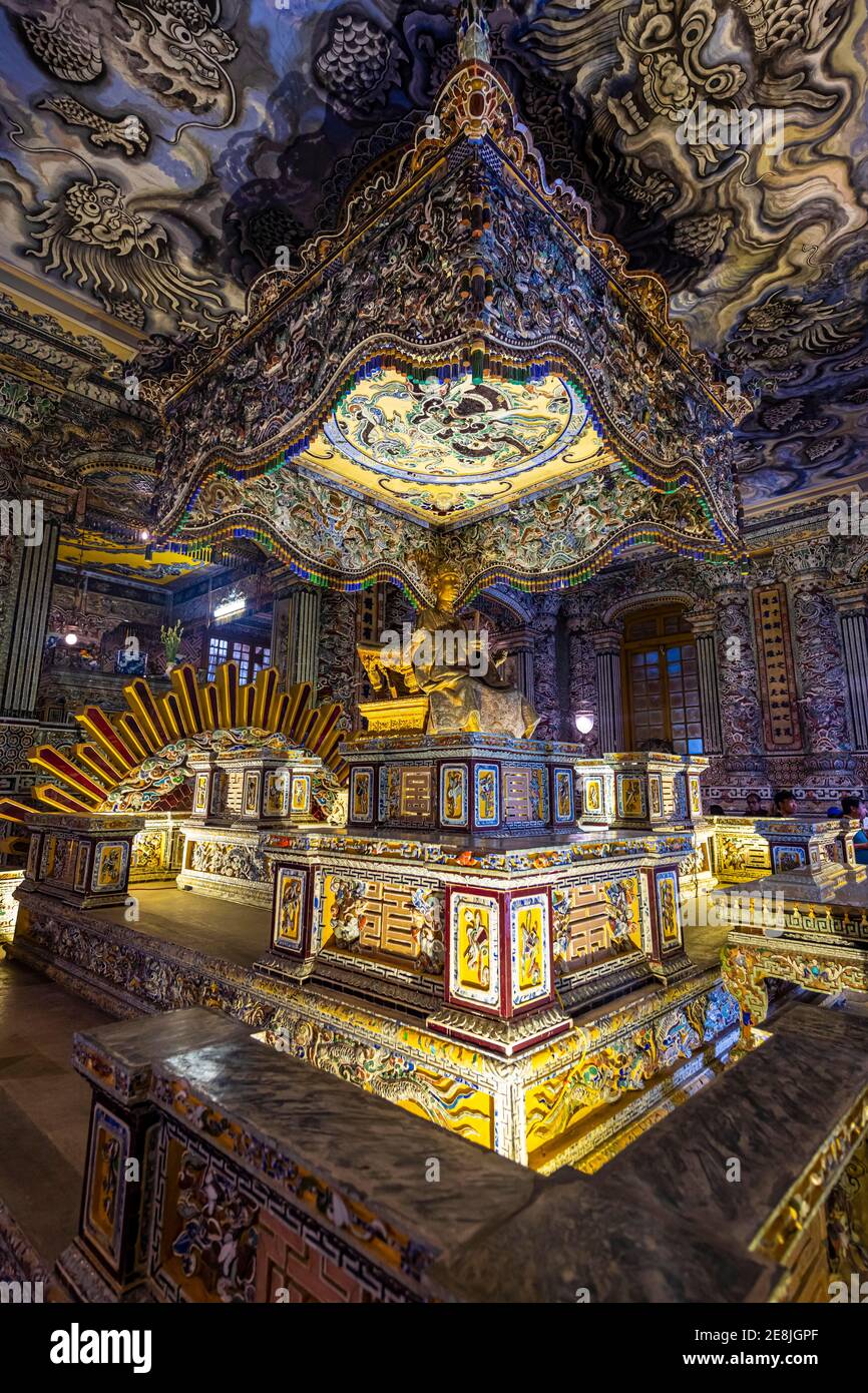 Decoración dentro de la Tumba de Kháº£i dá»‹nh, Khai Dinh, sitio de la Unesco Hue, Vietnam Foto de stock