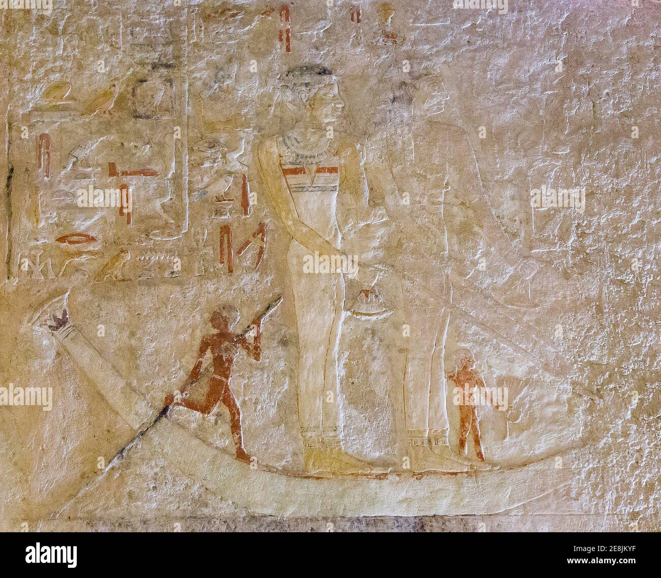 Egipto, Guizeh, tumba de la Reina Meresankh III Meresankh y Hetetetetheres II cumplen el rito de tirar del papiro. Foto de stock