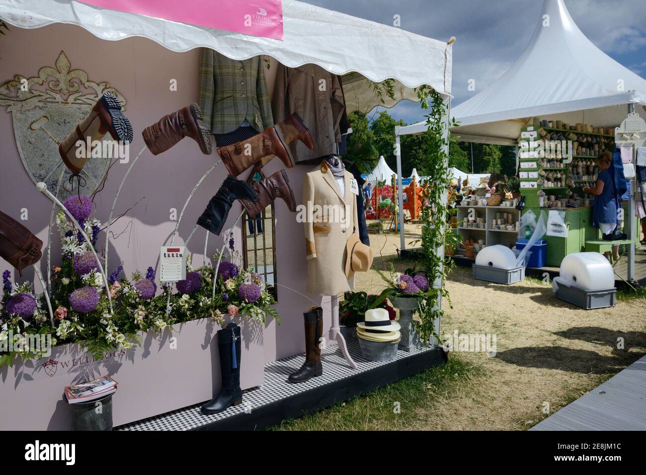 Espectáculo de flores Hampton Court, espectáculo de flores, exposición de jardines, tiendas de campaña con productos de jardín, Londres, Inglaterra, Gran Bretaña Foto de stock