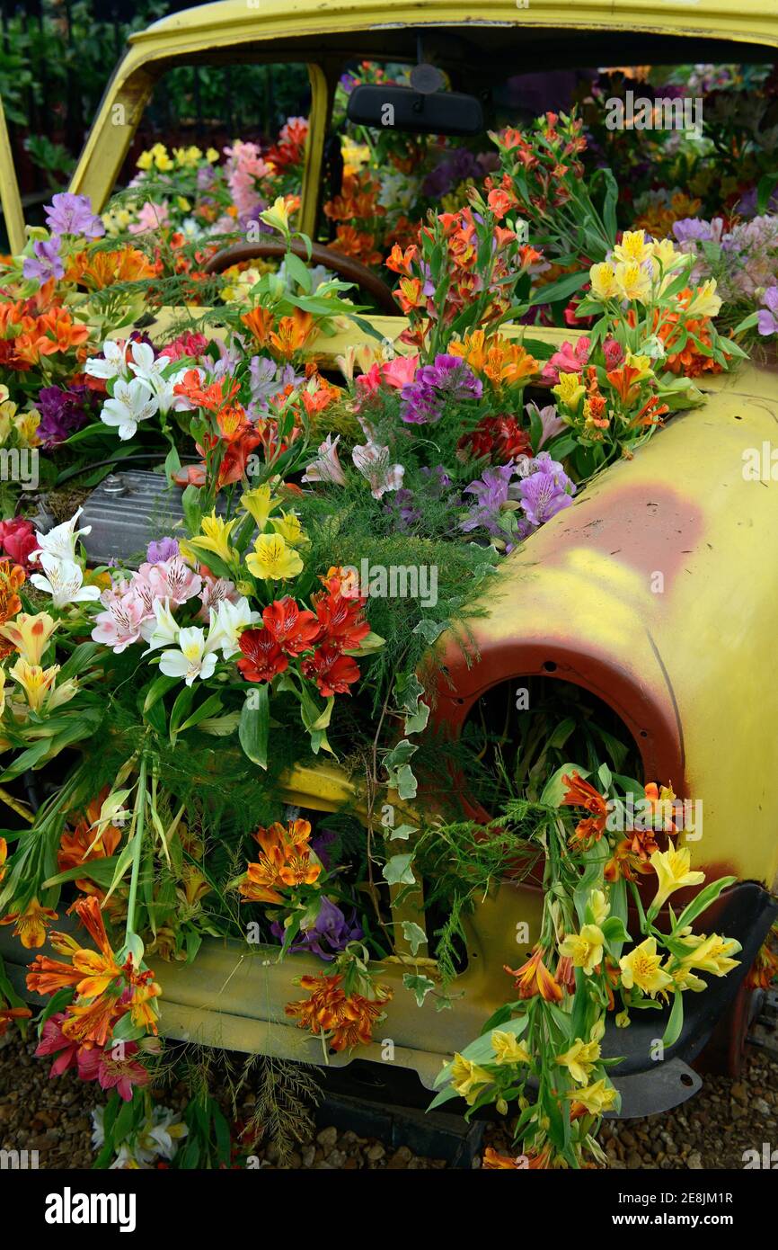 Flor decorado coche viejo, flor show, horticultura show, Hampton Court Flower Show, Londres, Inglaterra, Gran Bretaña Foto de stock