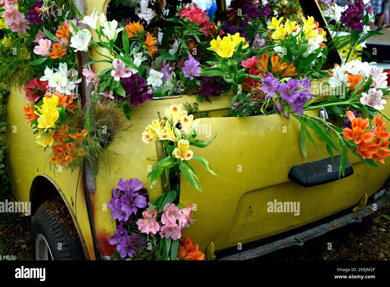 Flor decorado coche viejo, flor show, horticultura show, Hampton Court Flower Show, Londres, Inglaterra, Gran Bretaña Foto de stock
