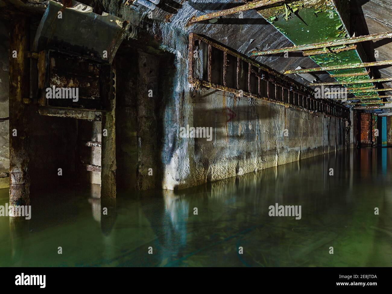 Ex bunker, refugio de ataque aéreo, Segunda Guerra Mundial, lugar perdido, Renania del Norte-Westfalia, Alemania Foto de stock