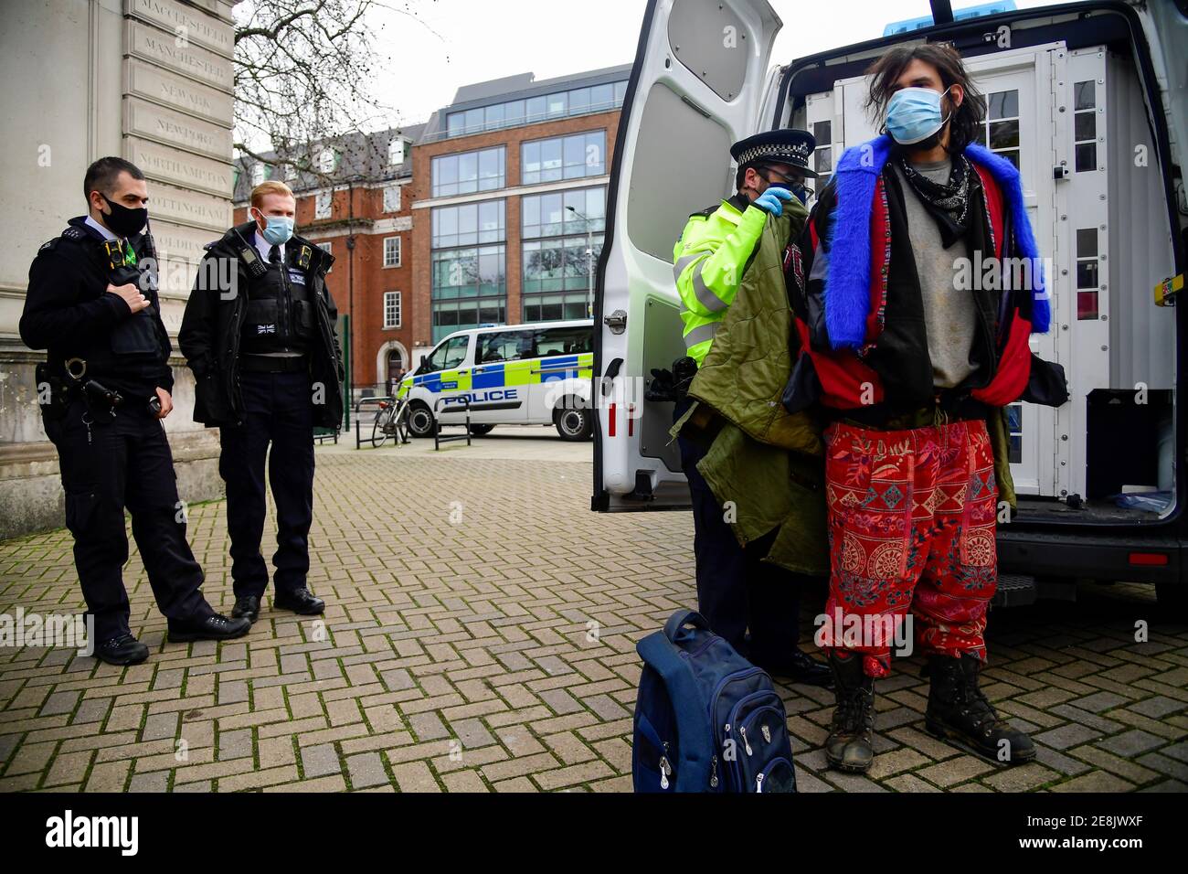 Un activista de la rebelión de extinción está detenido mientras otros manifestantes ocupan túneles bajo Euston Square Gardens para protestar contra el ferrocarril de alta velocidad HS2 en Londres, Gran Bretaña 31 de enero de 2021. REUTERS/Toby Melville Foto de stock