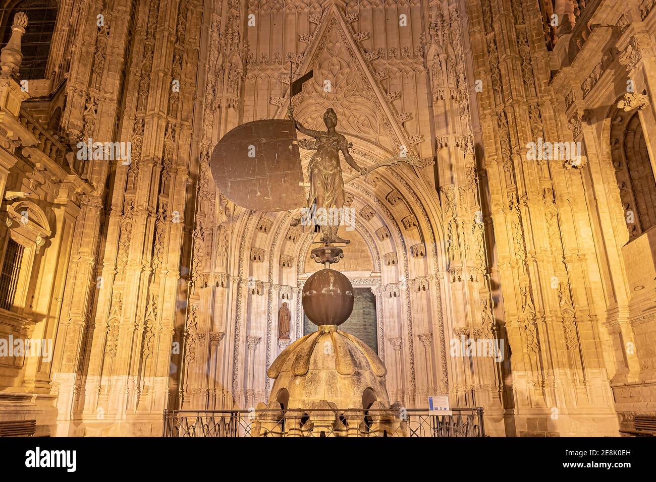 La puerta del Príncipe (Puerta del Príncipe) con la estatua del Giraldillo, la Catedral de Santa María de la Sede (Catedral de Santa María de la Sede), o se Foto de stock
