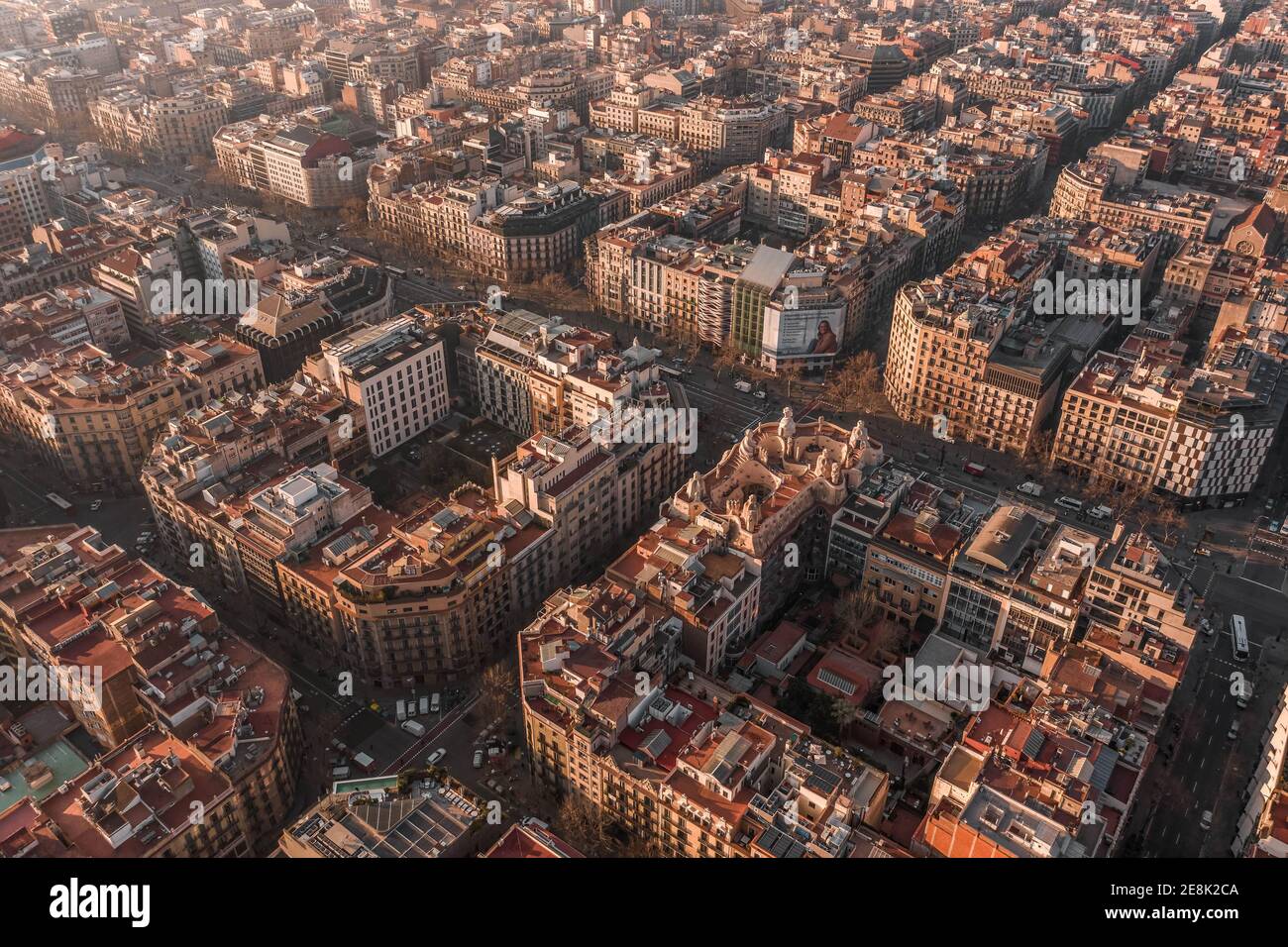 Barcelona, España - 25 de febrero de 2020: Disparo aéreo de drones del  centro de Barcelona por la mañana Fotografía de stock - Alamy