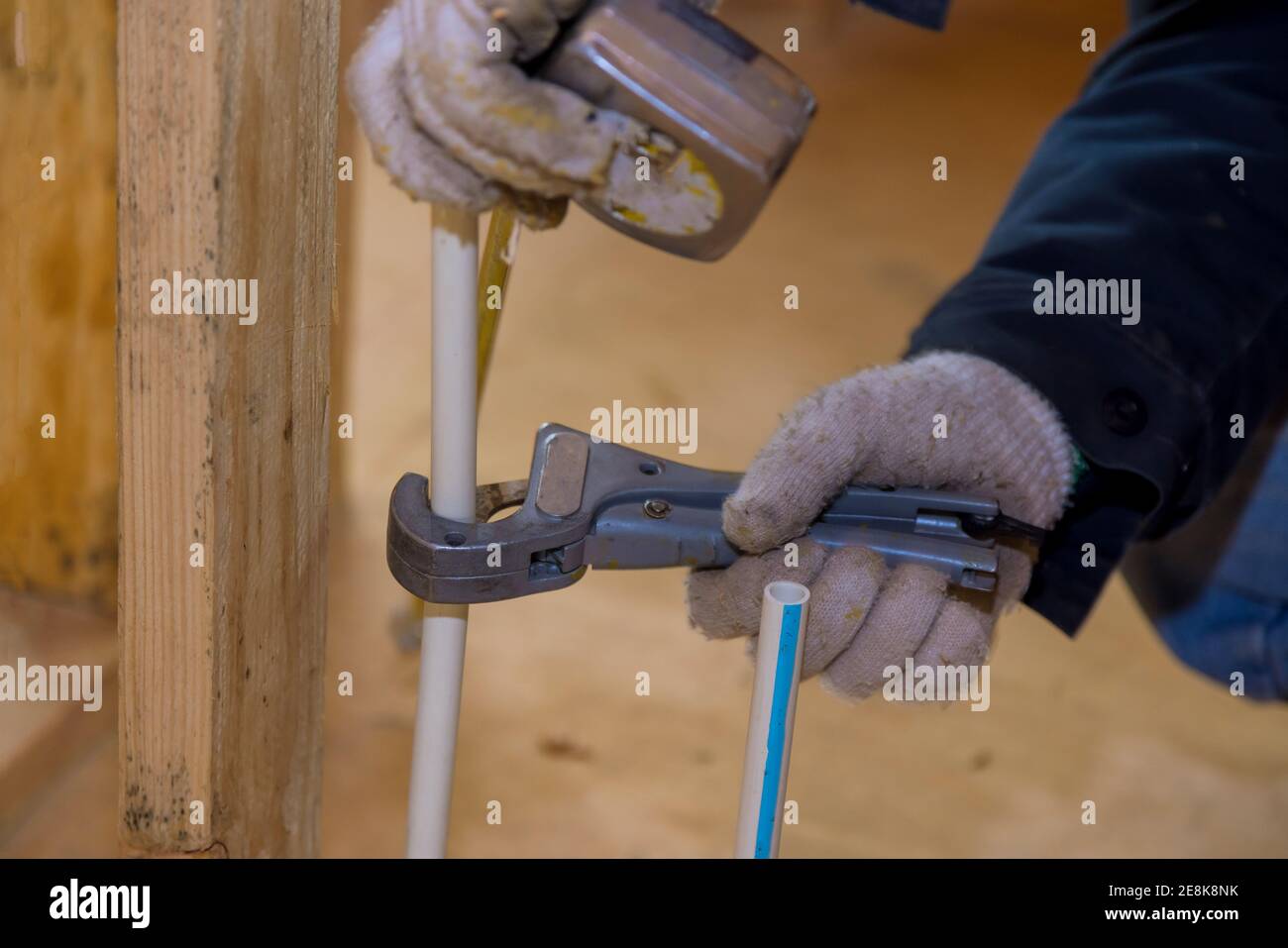 Mantenimiento fontanero hombre mano utilizando pvc cortador de tuberías  para cortar la tubería de agua un sistema de suministro de agua en  construcción Fotografía de stock - Alamy