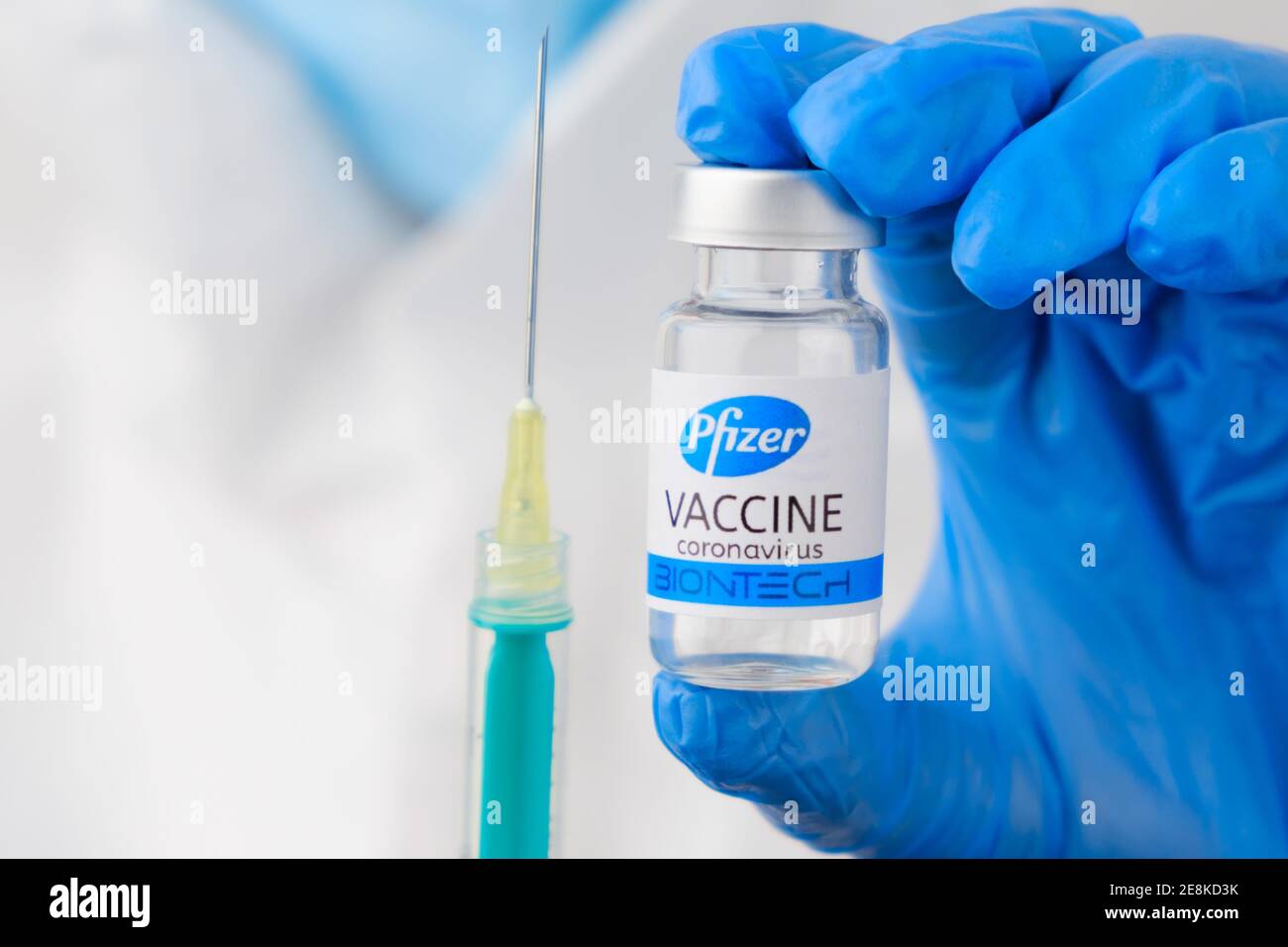 Vacuna Pfizer y jeringa desechable para inyección en manos de los médicos. Prevención del coronavirus, Sars-cov-2, Covid-19, enero de 2021, San Francisco Foto de stock