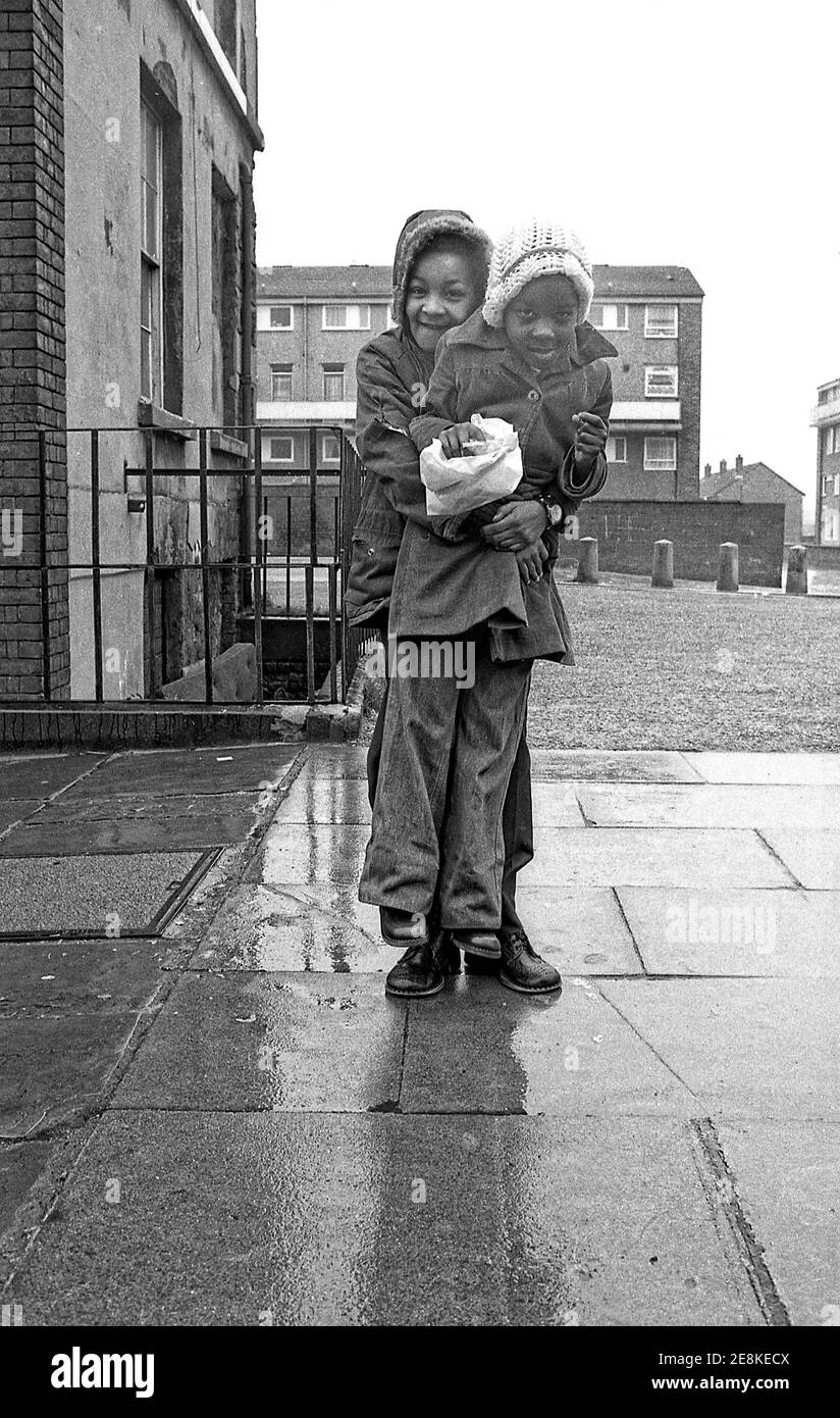 Niños negros jóvenes jugando en el distrito interior de la ciudad de Toxteth Liverpool 8. Imágenes filmadas para el álbum The Real Thing de la British Soul Band cover 4 de 8 en 1977 Foto de stock