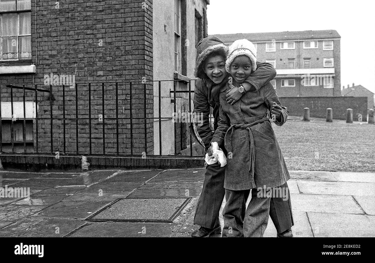 Niños negros jóvenes jugando en el distrito interior de la ciudad de Toxteth Liverpool 8. Imágenes filmadas para el álbum The Real Thing de la British Soul Band cover 4 de 8 en 1977 Foto de stock