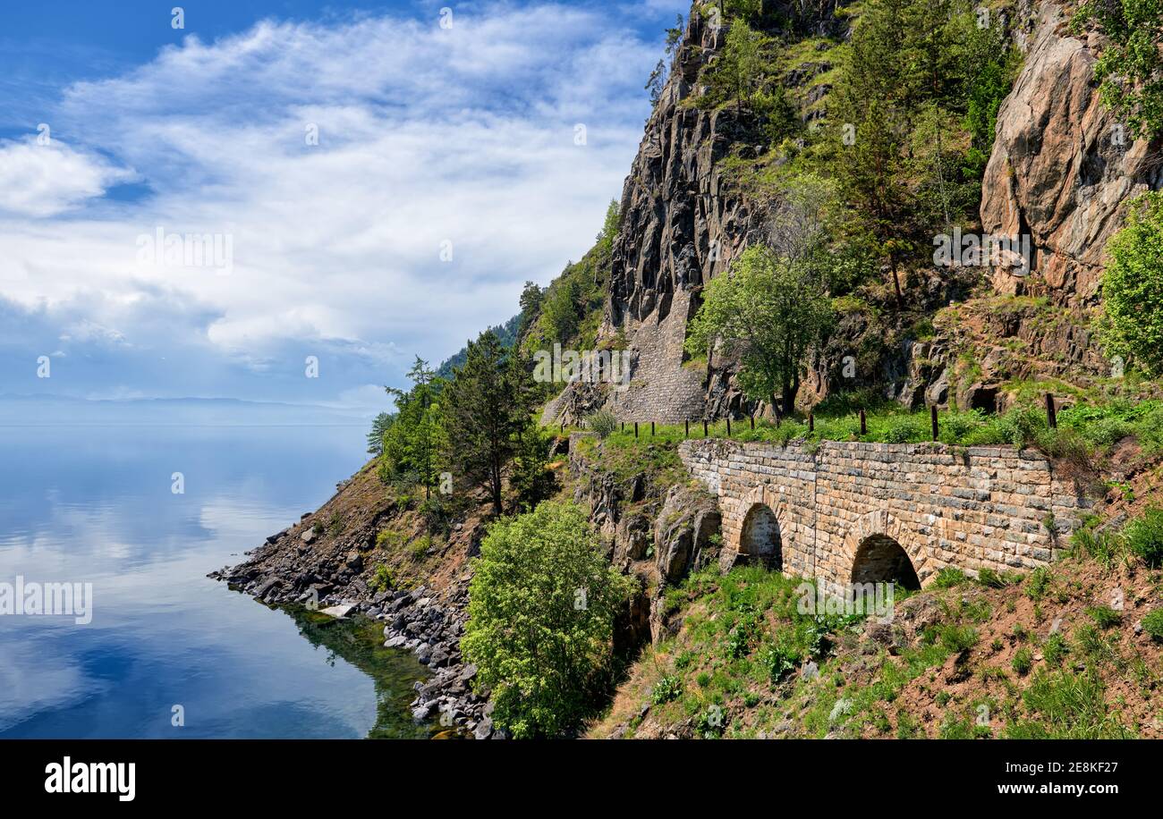 Sección abandonada del ferrocarril Circum-Baikal en el cabo Kirkirey (122 km de carretera). Complejo de ingeniería de muros de retención de piedra construido en 1904. Irkutsk regi Foto de stock