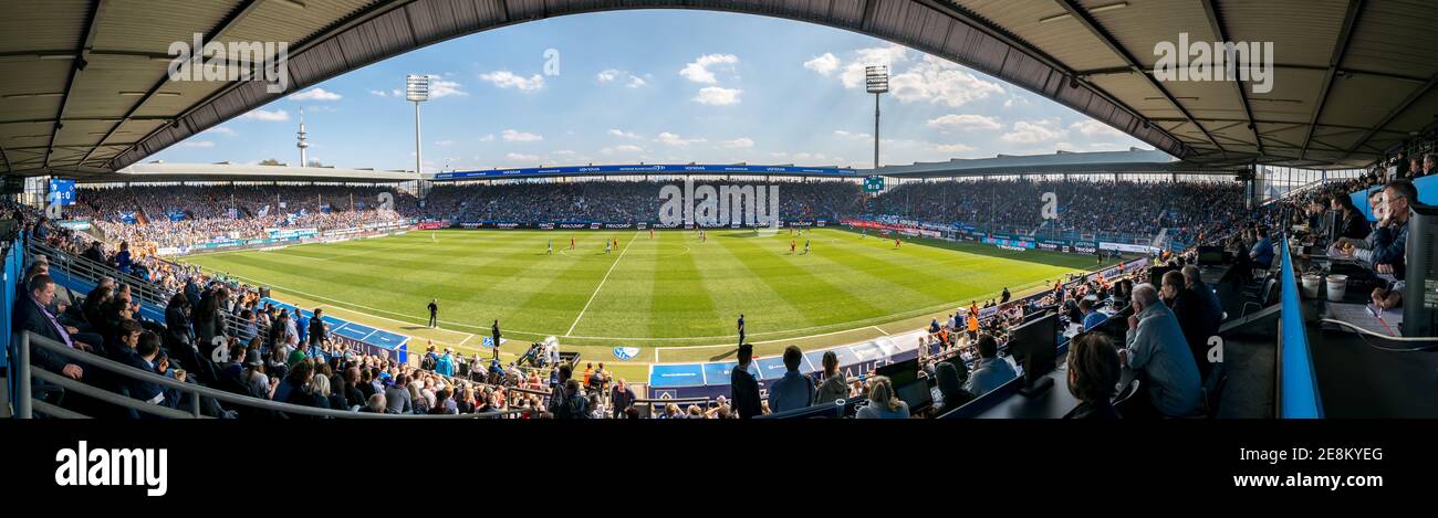Ein Fußballspiel des VfL Bochum im Vonovia Ruhrstadion. Innenansichten des Stadions mit Fans. Foto de stock