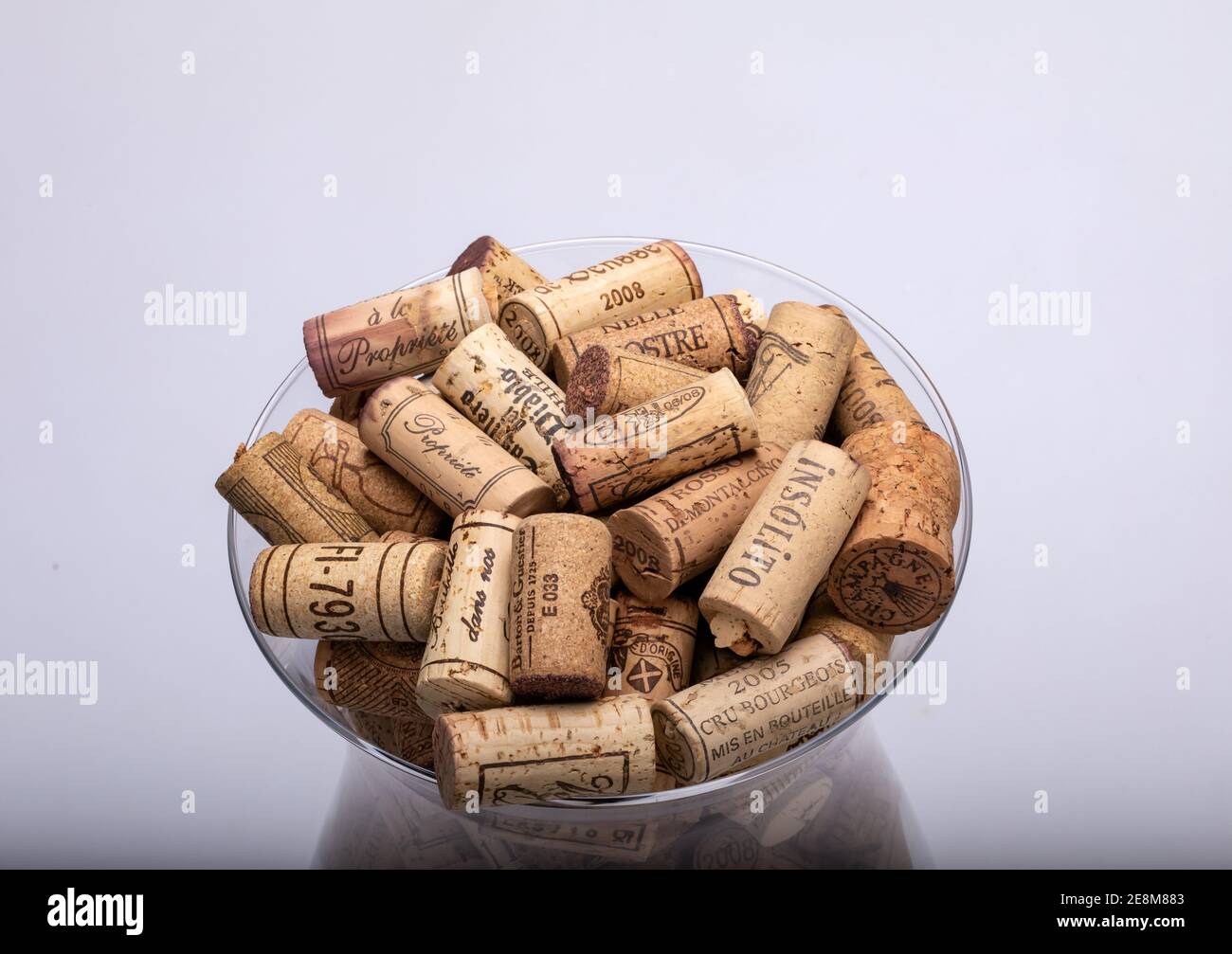 Colección De Corchos De Vino Usados En Un Jarrón De Vidrio. Decoración  Decorativa Del Interior De Un Restaurante Bar O Casa Imagen editorial -  Imagen de detalle, porciones: 211435700