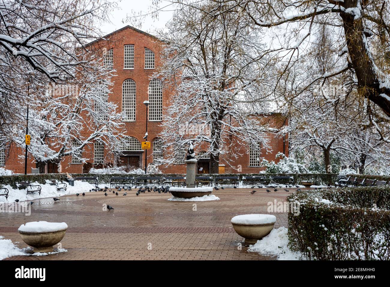 Sofía Bulgaria en la nieve de invierno y el siglo IV Santa Sofía o Santa Sofía Iglesia Ortodoxa Oriental y la basílica Europa Oriental UE Foto de stock