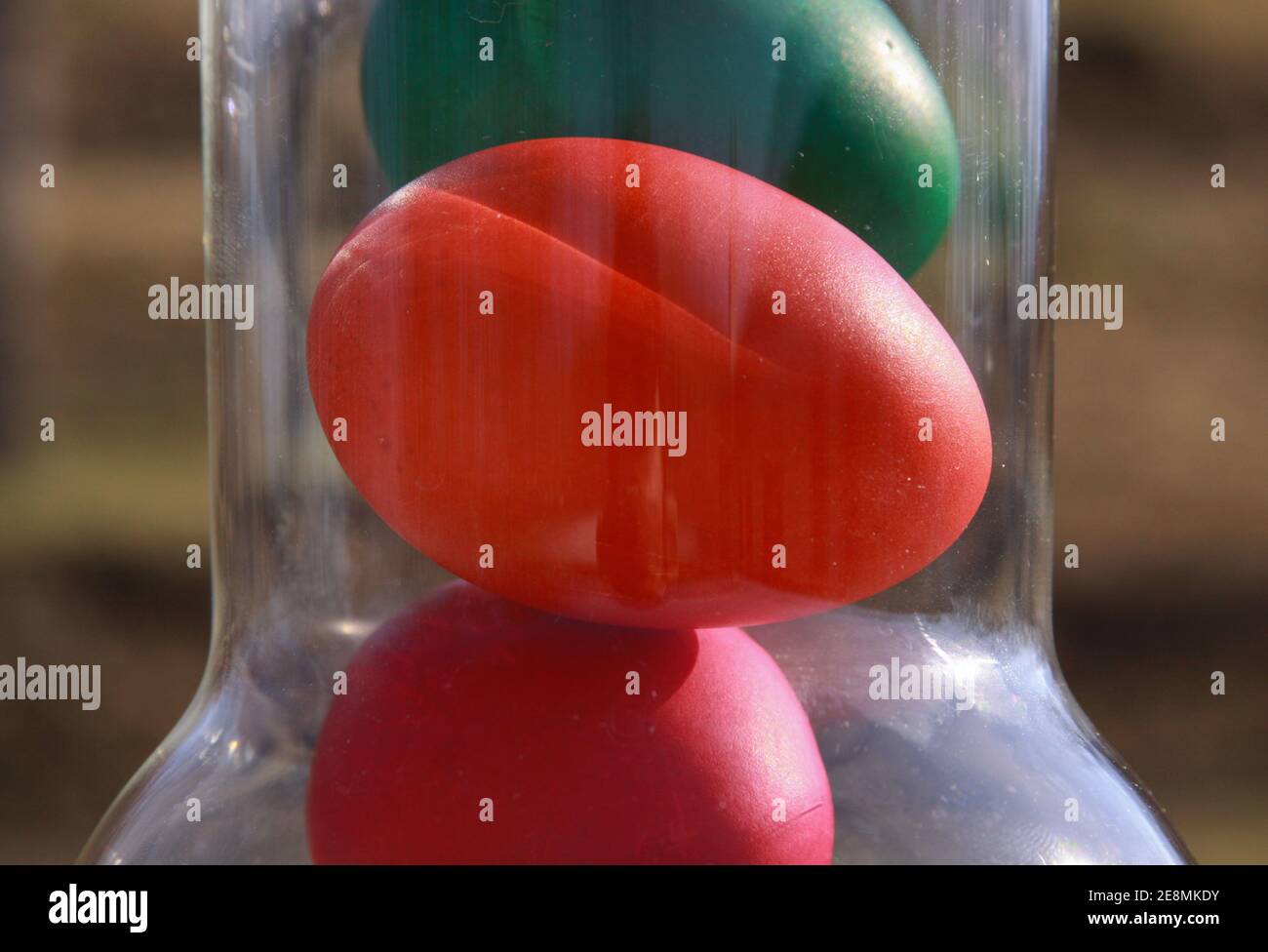 Huevos de Pascua pintados de color en jarrón de vidrio o en la jarra en preparación para las vacaciones. Pintar huevos de pollo o pato es una tradición cristiana para celebrar EA Foto de stock