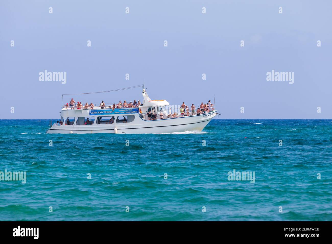 Ayia Napa, Chipre - 12 de junio de 2018: El barco de placer lleno de turistas va en el agua azul del mar en el día soleado Foto de stock