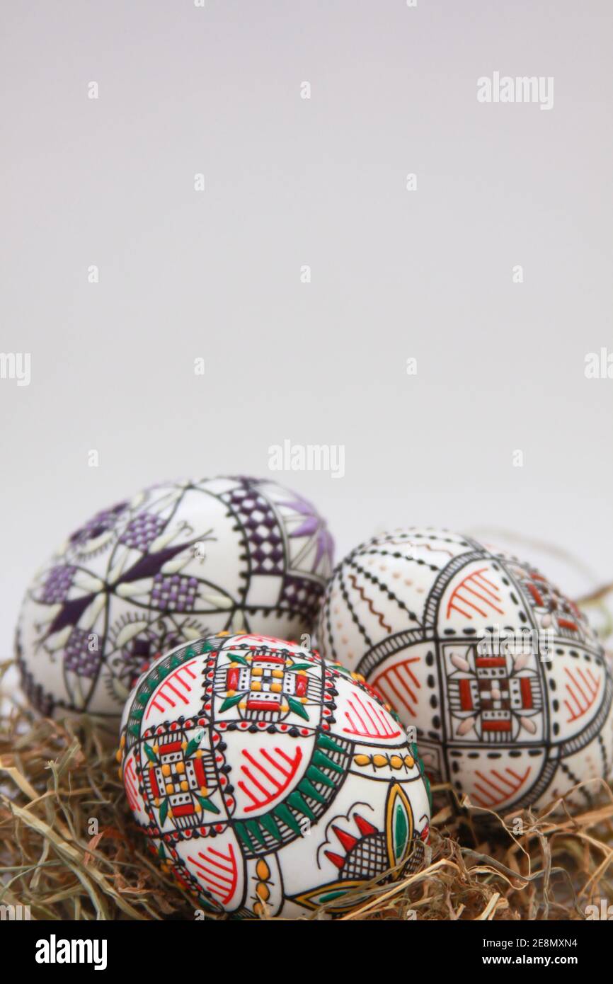 Aislado tradicional hecha a mano huevos de Pascua decoración vintage en el heno. Motivo de temporada en la mano técnica de pintura de cera de Bucovina, Rumanía utilizado para la decoración Foto de stock