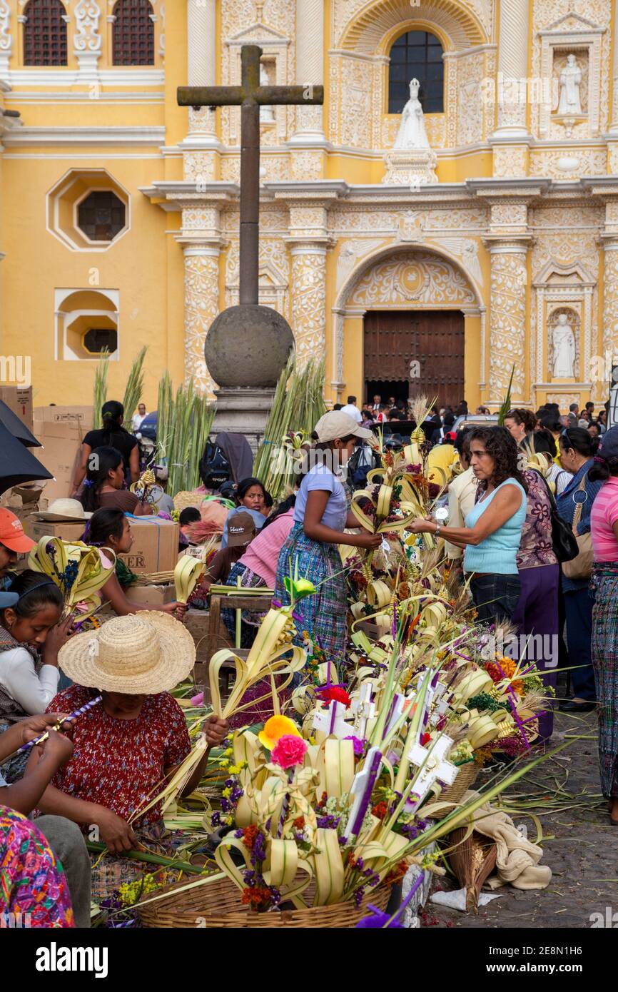 Antigua, Guatemala. Mujer que compra una decoración para el Domingo de Ramos  fuera de la Iglesia de la Merced Fotografía de stock - Alamy