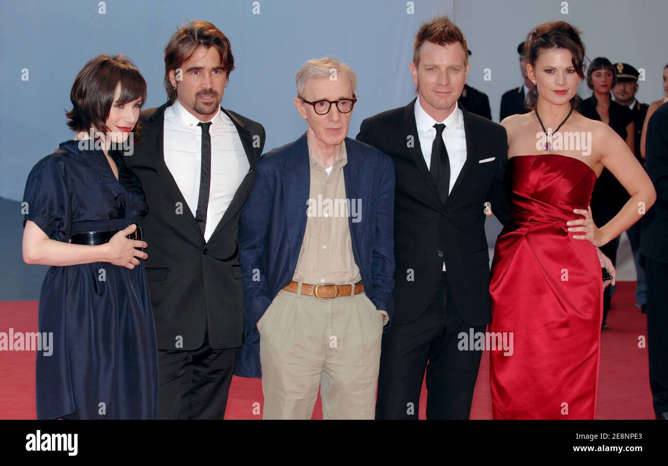 La directora Woody Allen (C) y los miembros del reparto (L-R) Sally Hawkins, Colin Farrell, Ewan McGregor y Hayley Atwell caminan por la alfombra roja para la proyección de 'el sueño de Cassandra' en el 64º Festival de Cine de Venecia en Venecia, Italia, el 2 de septiembre de 2007. Foto de Nicolas Khayat/ABACAPRESS.COM Foto de stock