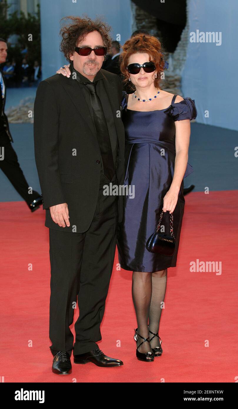 El director británico Tim Burton y su esposa, la actriz británica  embarazada Helena Bonham-Carter caminan por la alfombra roja antes de la  proyección de 'la pesadilla antes de Navidad 3-D' y la