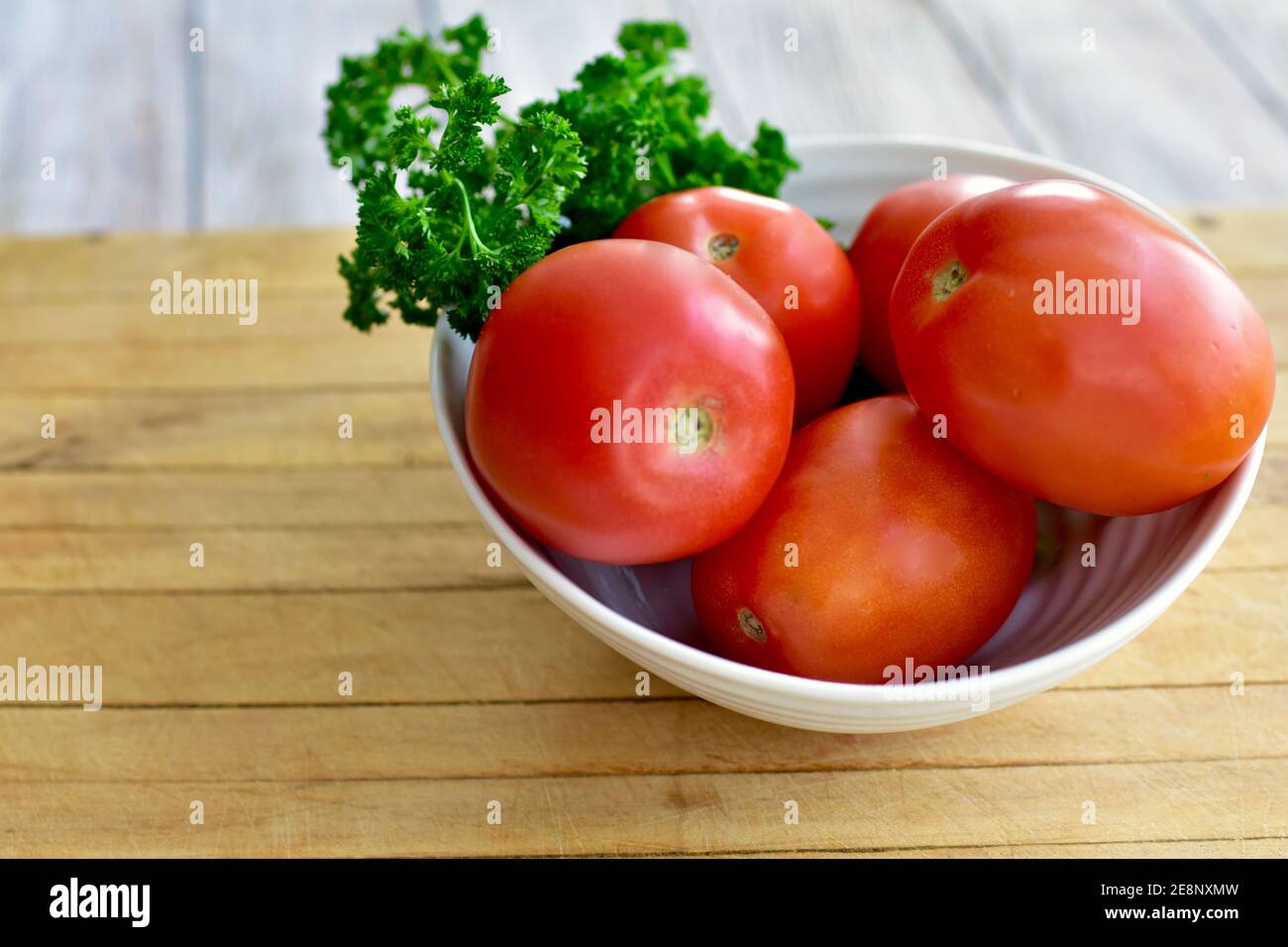 Plato sencillo de tomates frescos y hierbas saludables, foto conceptual con espacio de copia para representar una dieta de estilo de vida saludable y una vida y cocina limpias Foto de stock