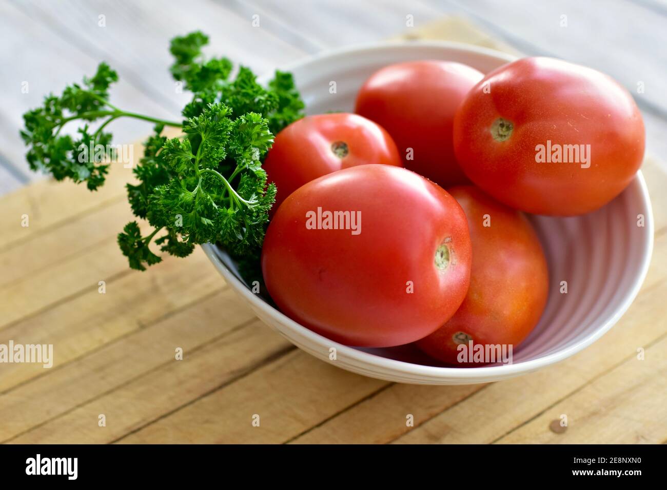 Plato sencillo de tomates frescos y hierbas saludables, foto conceptual con espacio de copia para representar una dieta de estilo de vida saludable y una vida y cocina limpias Foto de stock