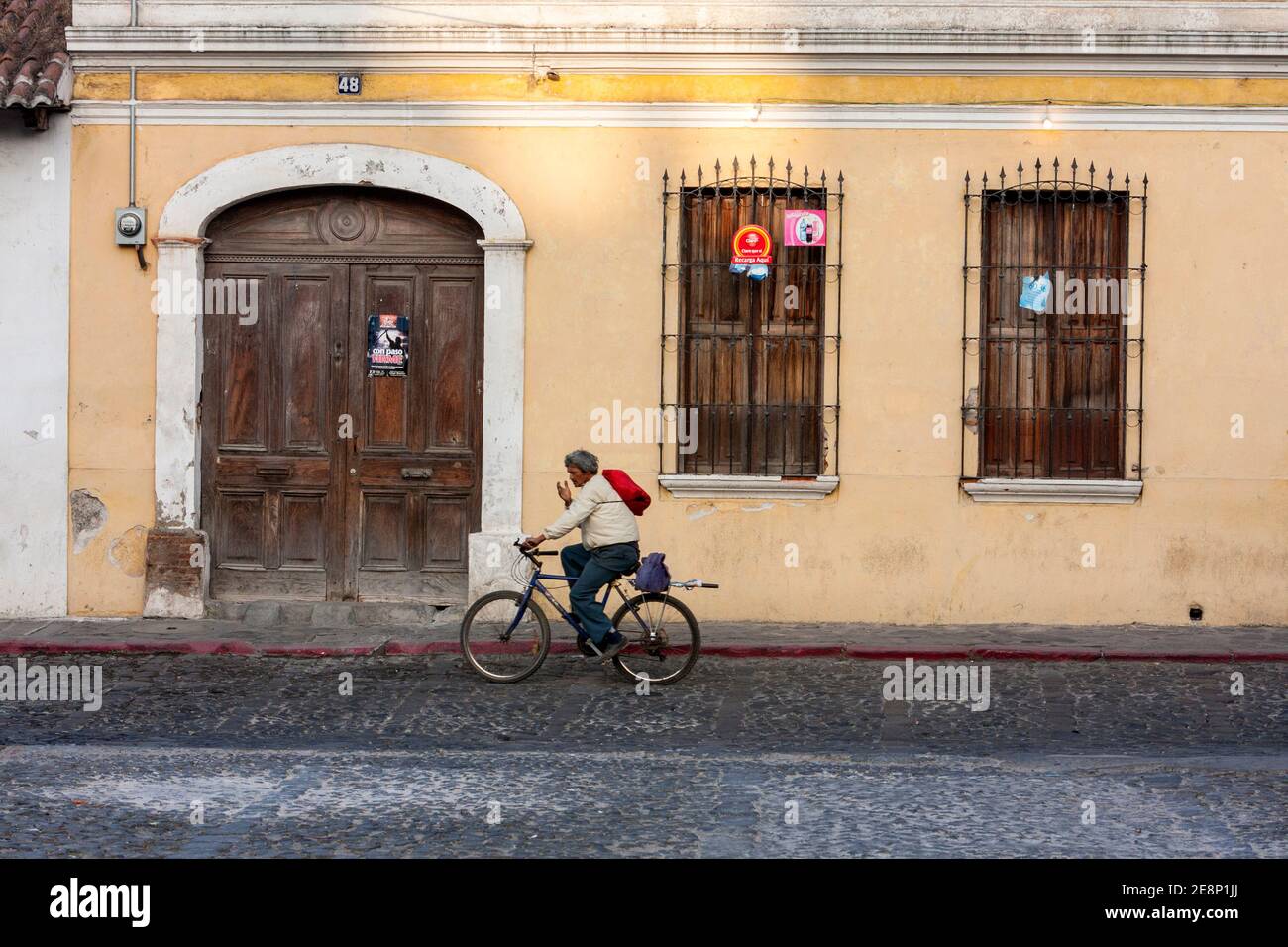 Antigua guatemala bicycle fotografías e imágenes de alta resolución - Alamy