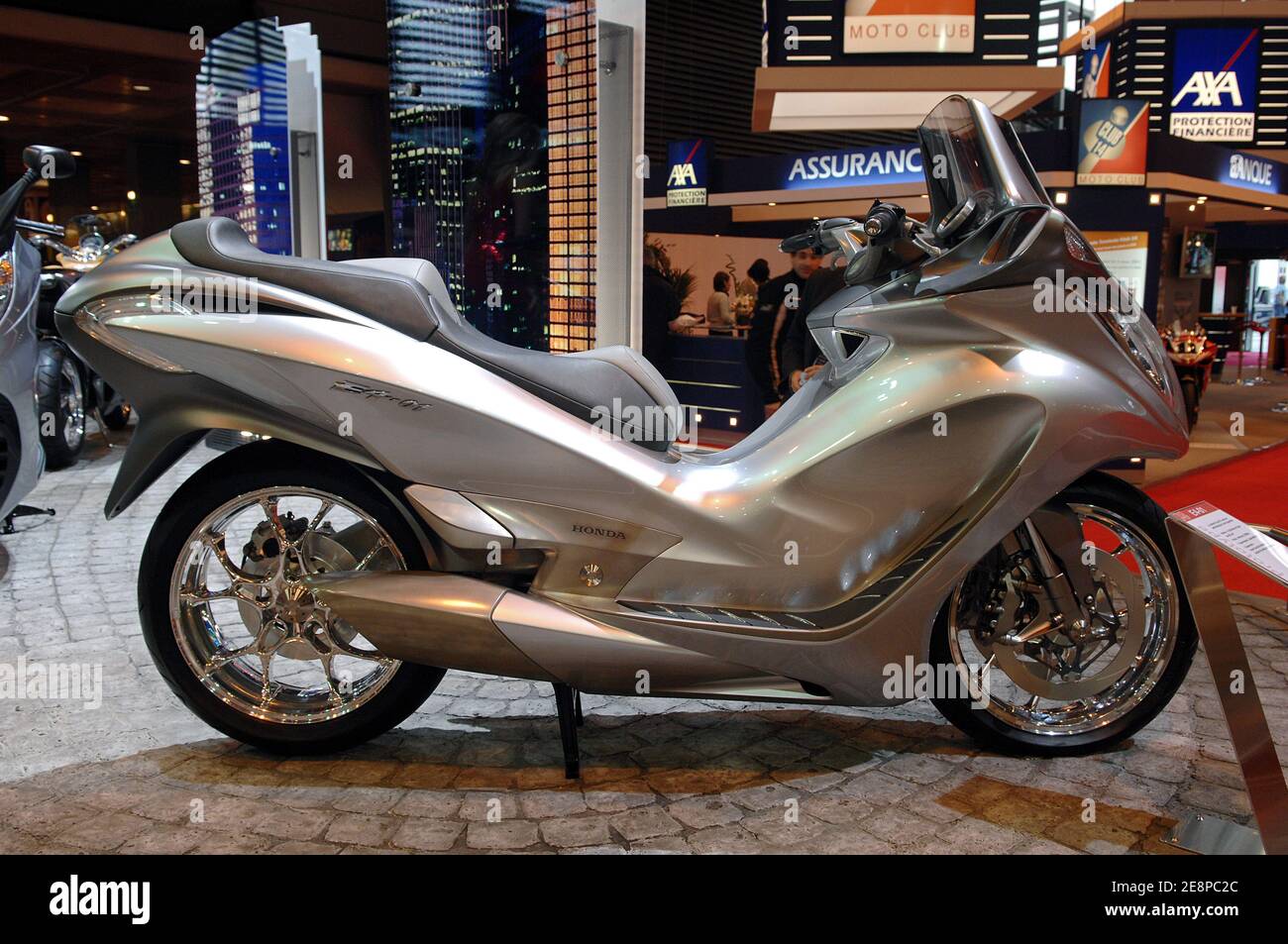 Vistas de varios stands en el 'Mondial du 2 Roues', la feria bianual de  motocicletas celebrada en el Parc des Expositions Porte de Versailles en  París, Francia, el 28 de septiembre de