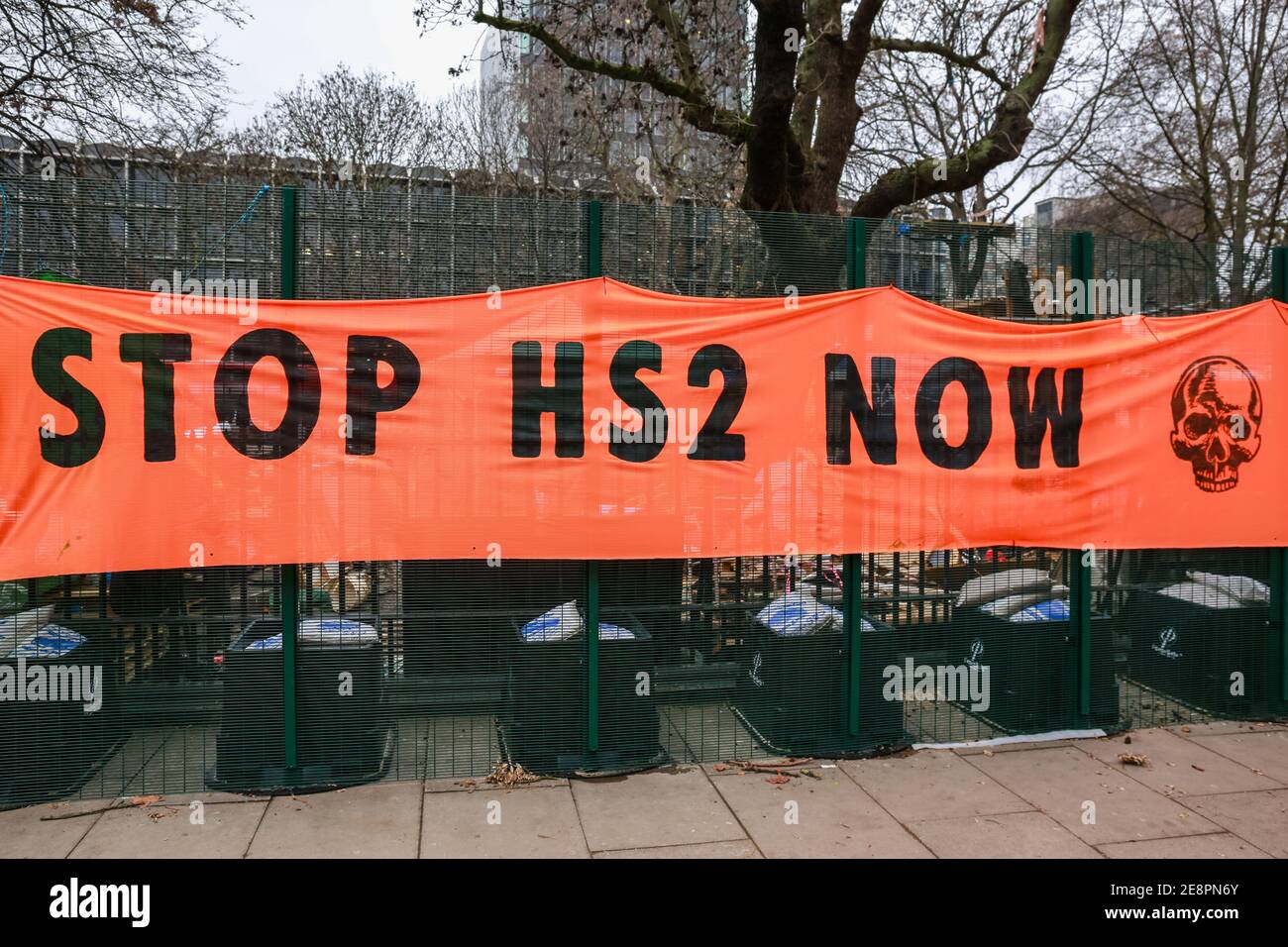 Londres, Reino Unido. 31 de enero de 2021. Activistas de la rebelión HS2 exhion la bandera de 'STOP HS2 Now' en la valla en Euston Square Gardens. Crédito: Waldemar Sikora Foto de stock